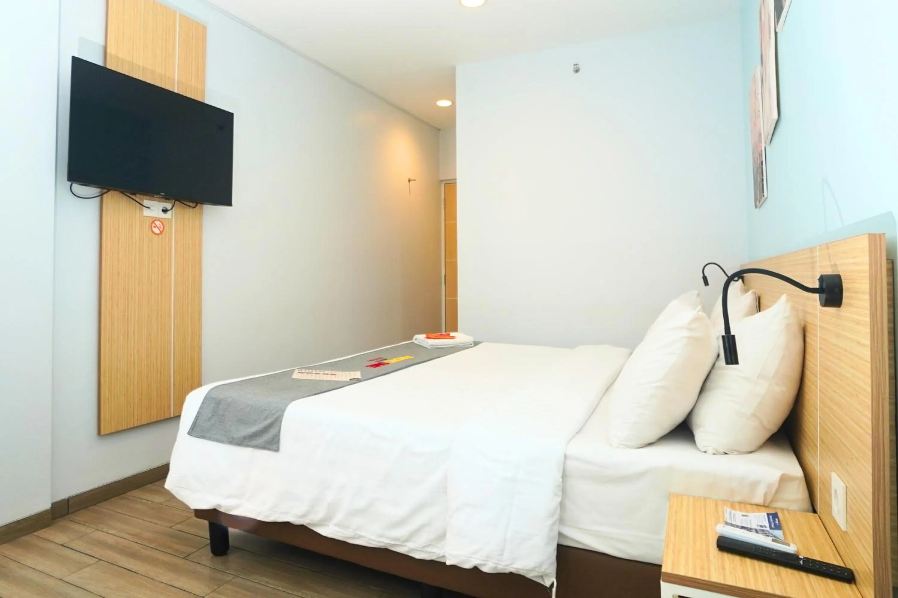 Bedroom, Bed in Front One Hotel Pasir Koja Bandung