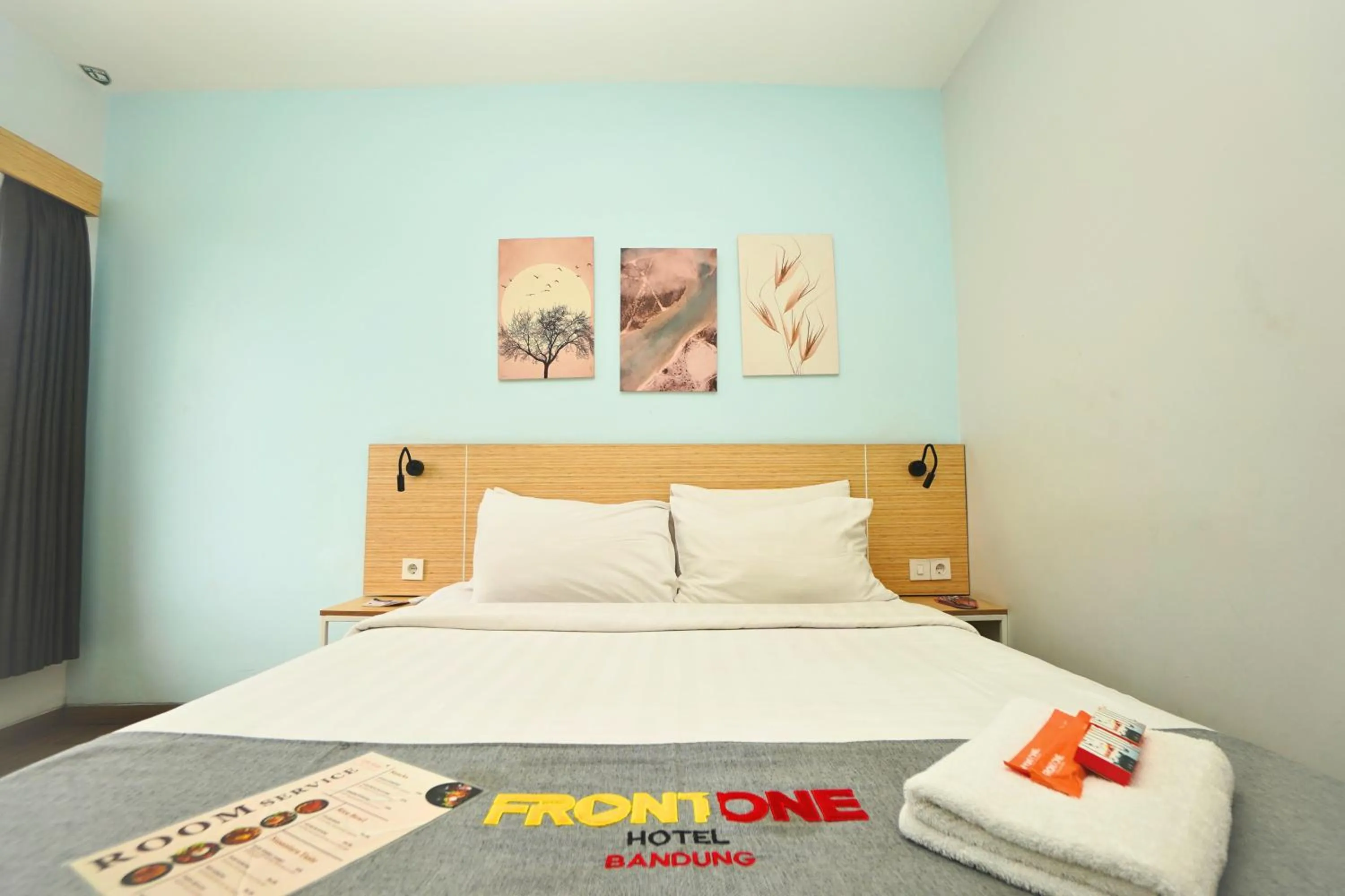 Bedroom, Bed in Front One Hotel Pasir Koja Bandung