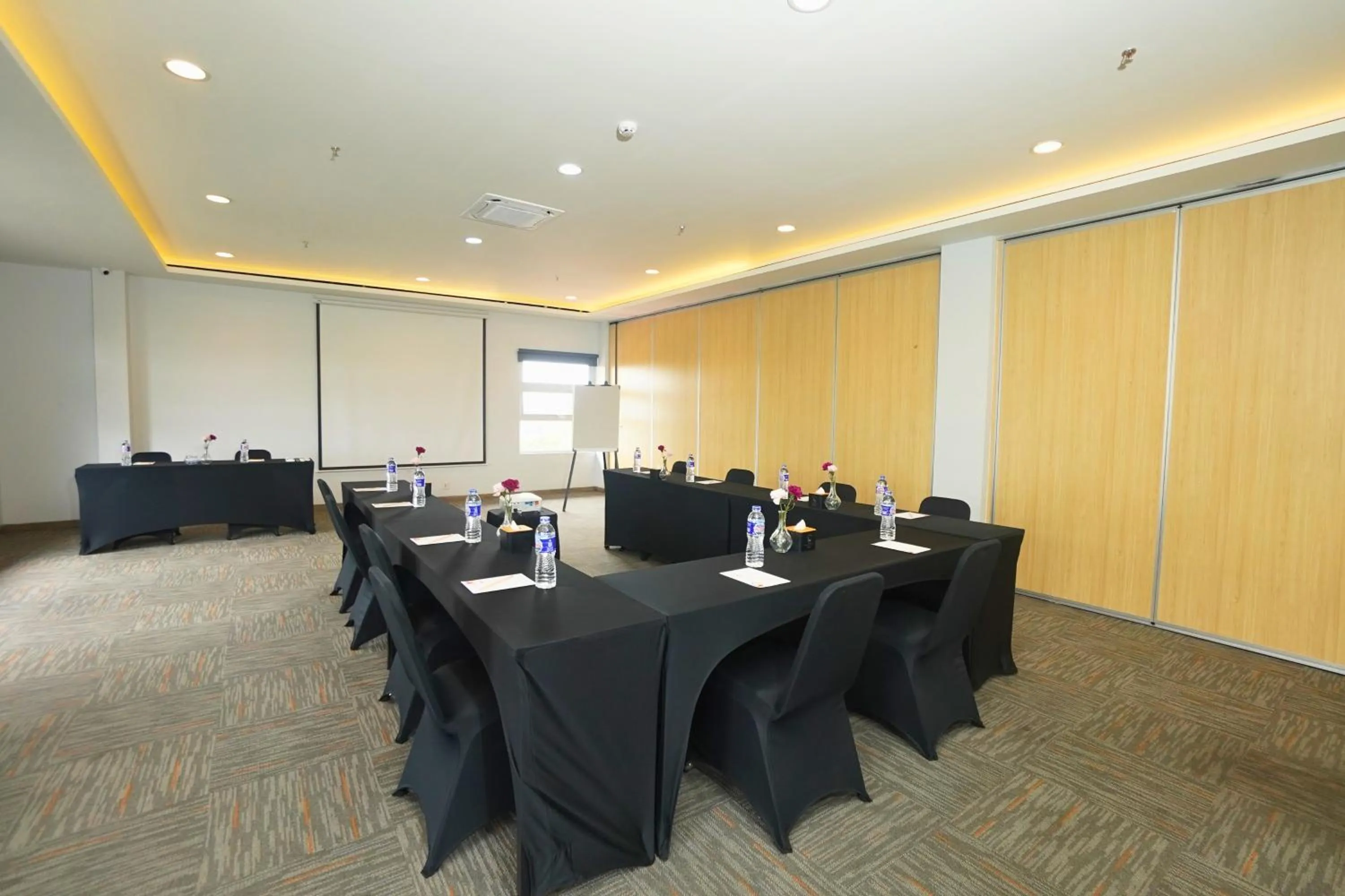 Meeting/conference room in Front One Hotel Pasir Koja Bandung