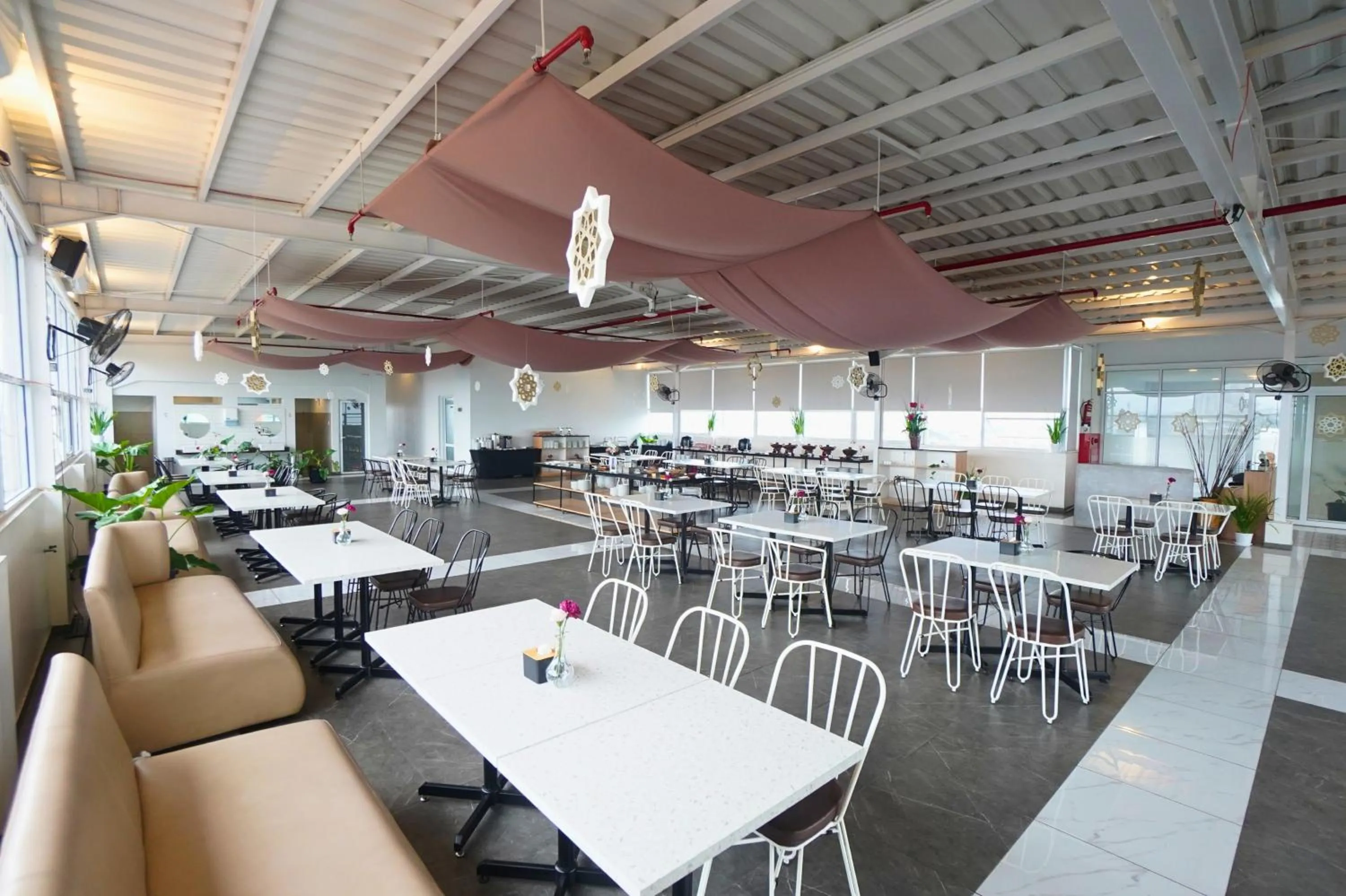 Restaurant/places to eat in Front One Hotel Pasir Koja Bandung