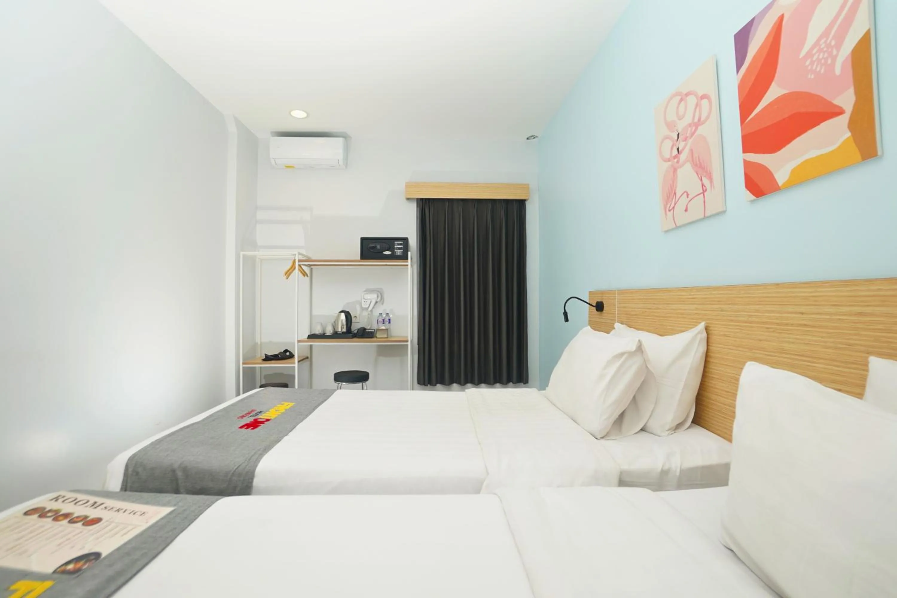 Bedroom, Bed in Front One Hotel Pasir Koja Bandung