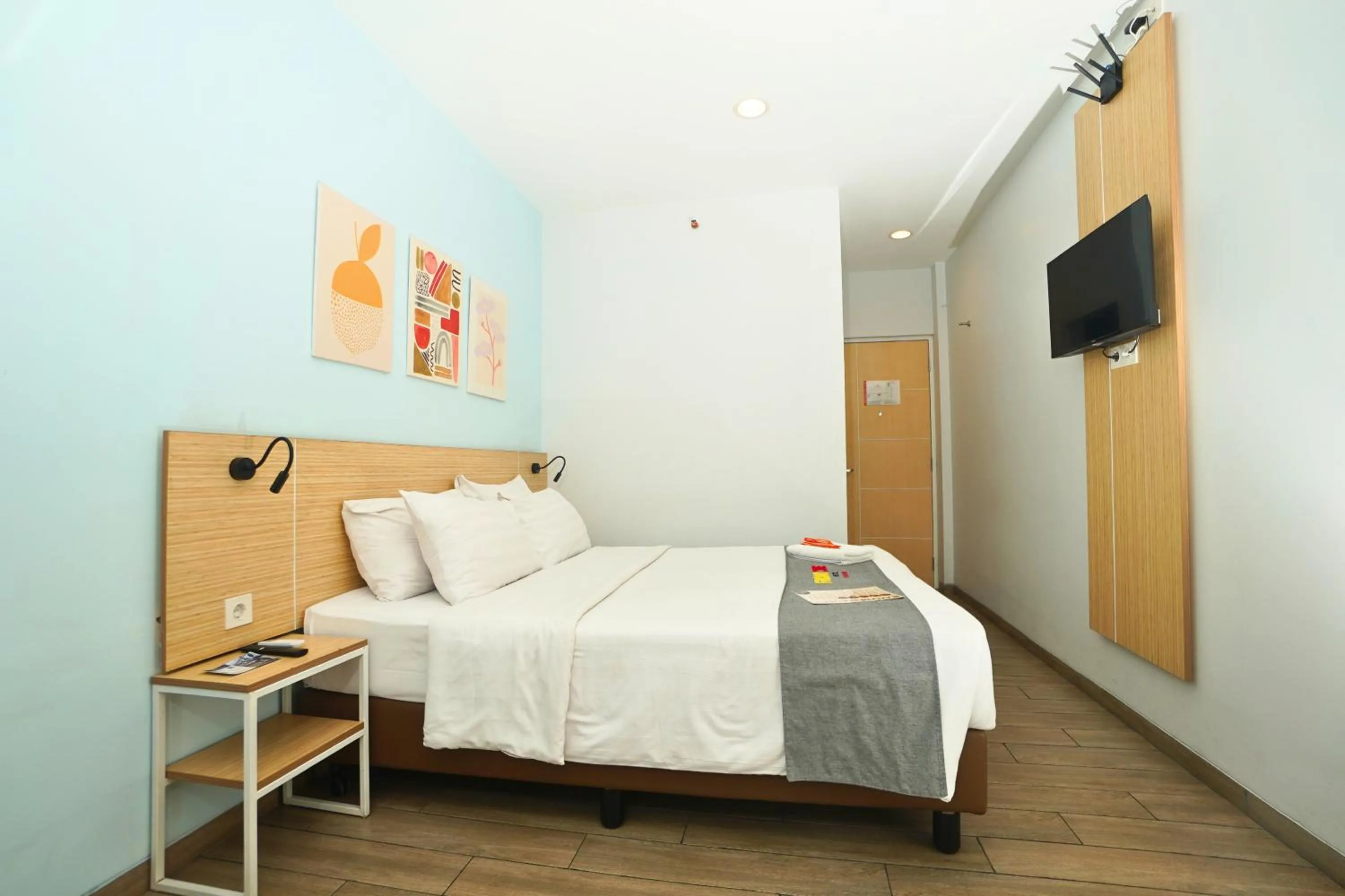 Bedroom, Bed in Front One Hotel Pasir Koja Bandung