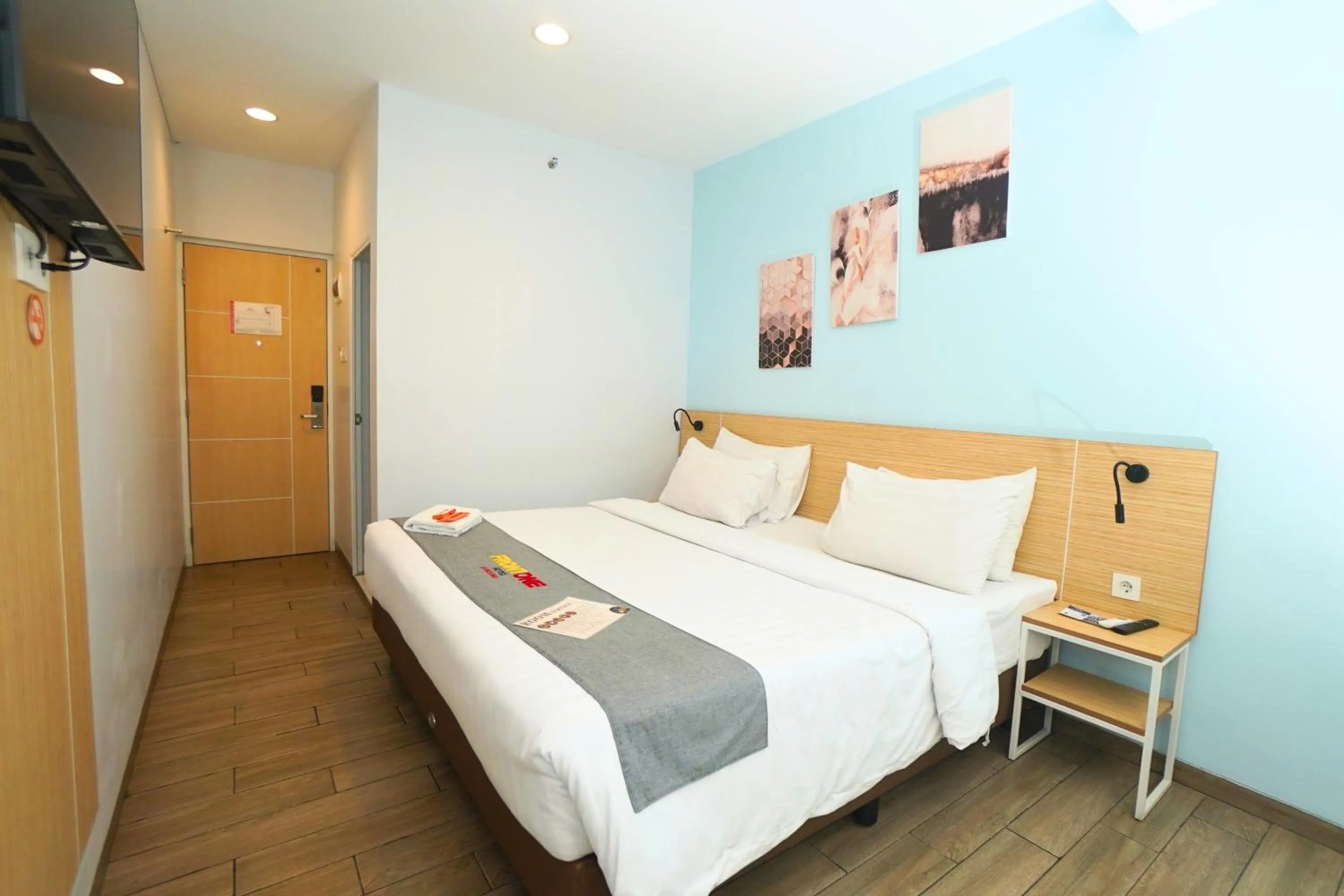 Bedroom, Bed in Front One Hotel Pasir Koja Bandung