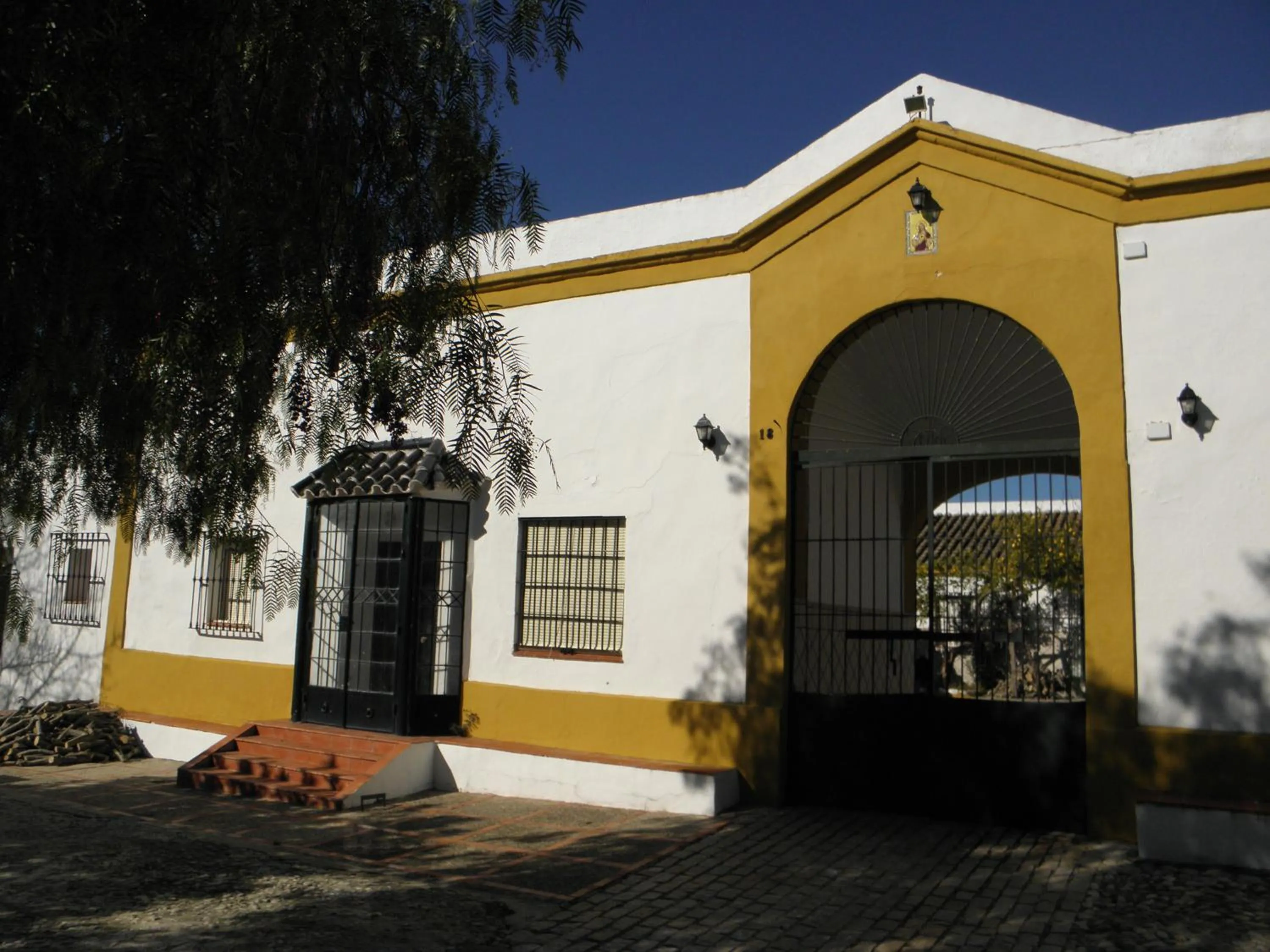 Facade/entrance in Hacienda Marcharavi