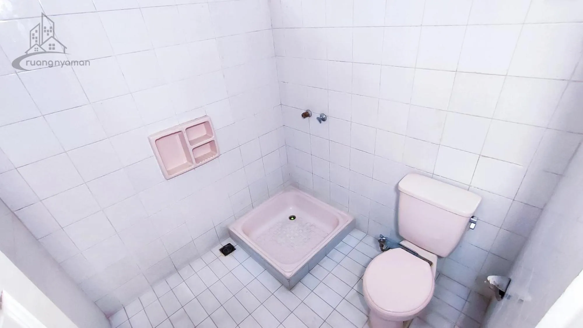 Toilet in Sukanagalih Resort by Ruang Nyaman