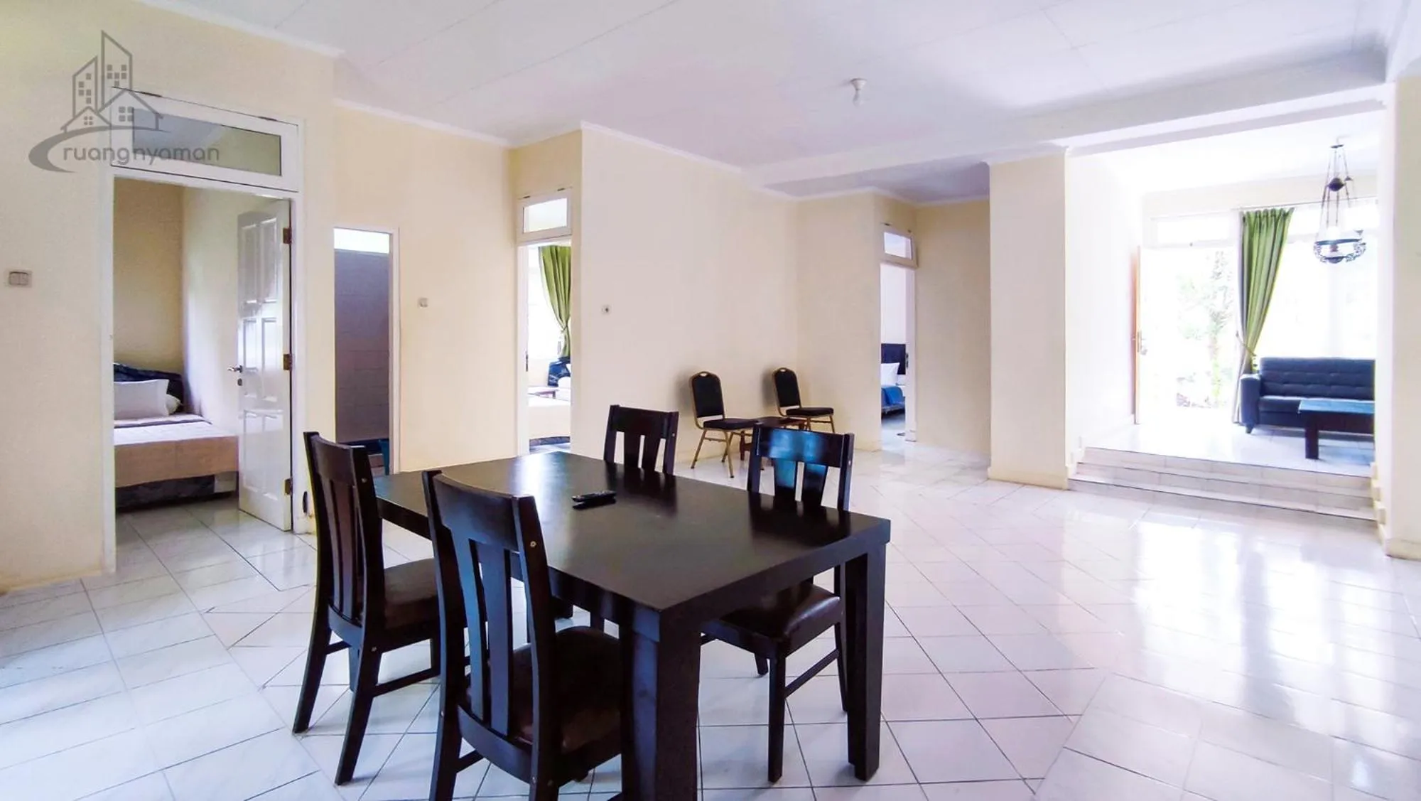 Living room in Sukanagalih Resort by Ruang Nyaman