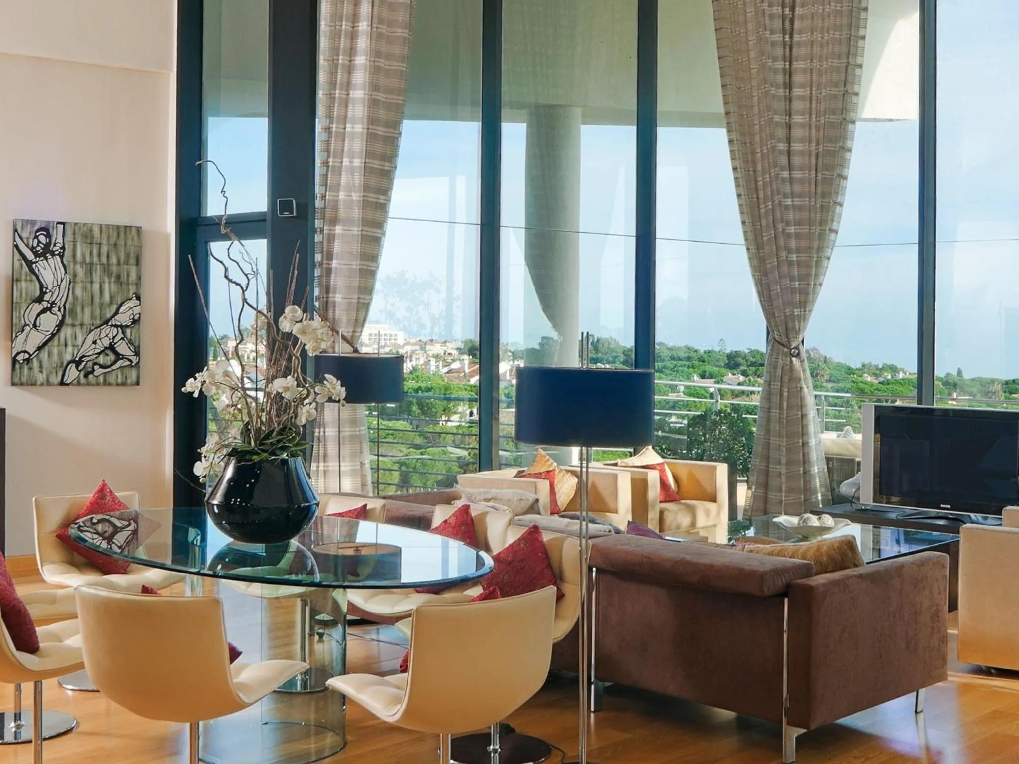 Photo of the whole room in Senator Banus