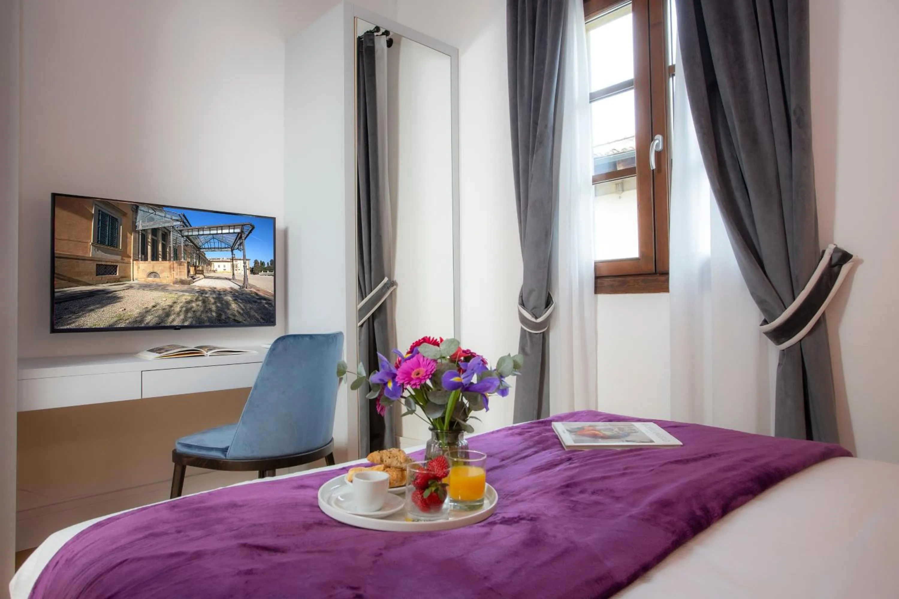 Photo of the whole room, Bed in Casual Rinascimento Firenze