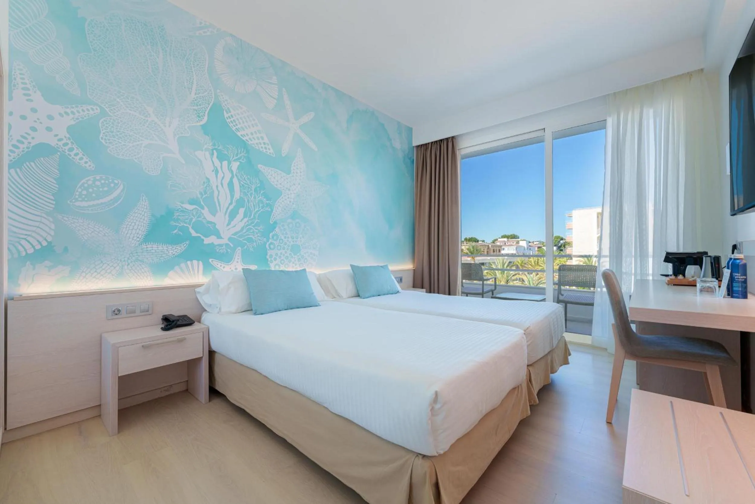 Photo of the whole room, Bed in Caprice Concord Hotel & Spa