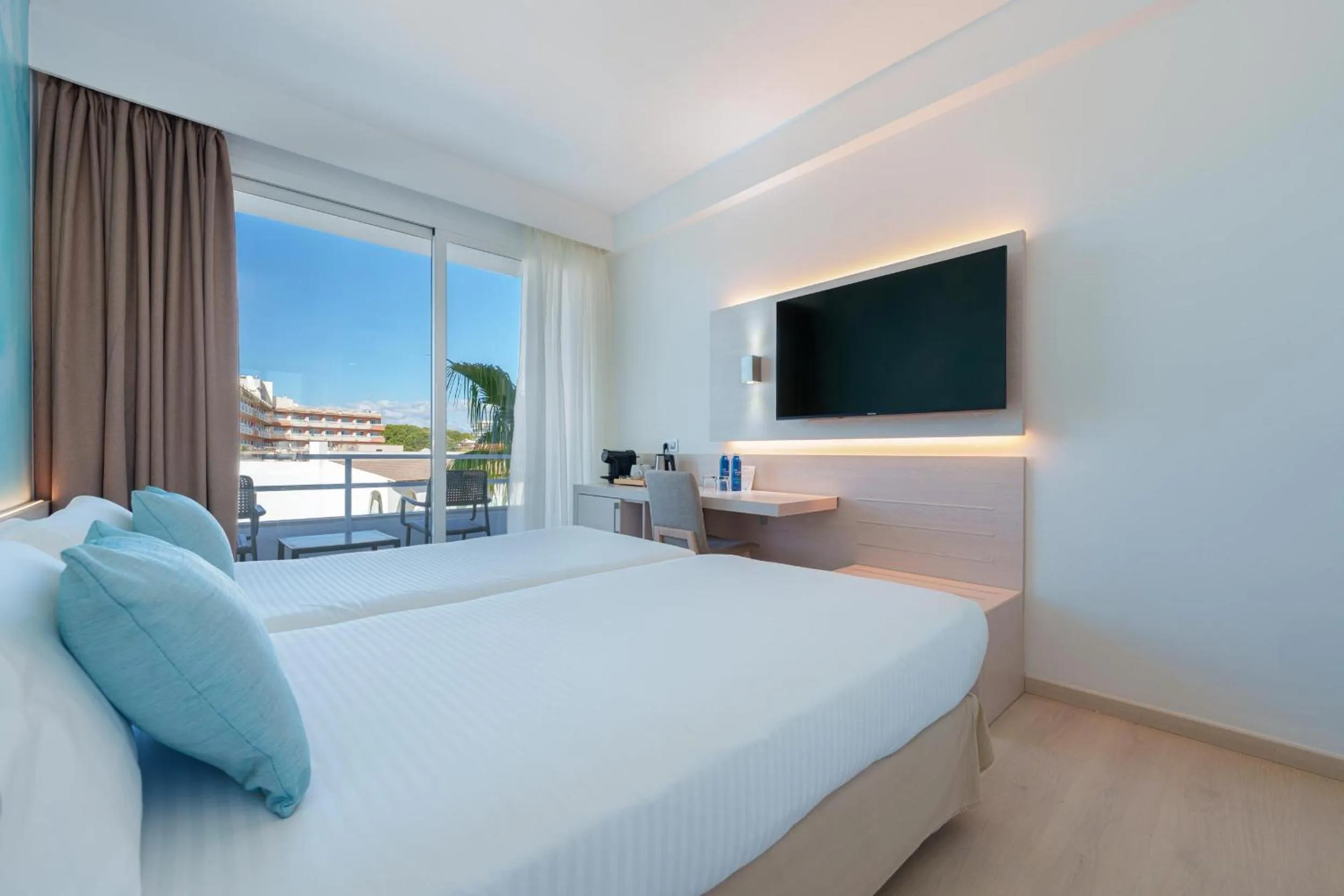 Bed in Caprice Concord Hotel & Spa