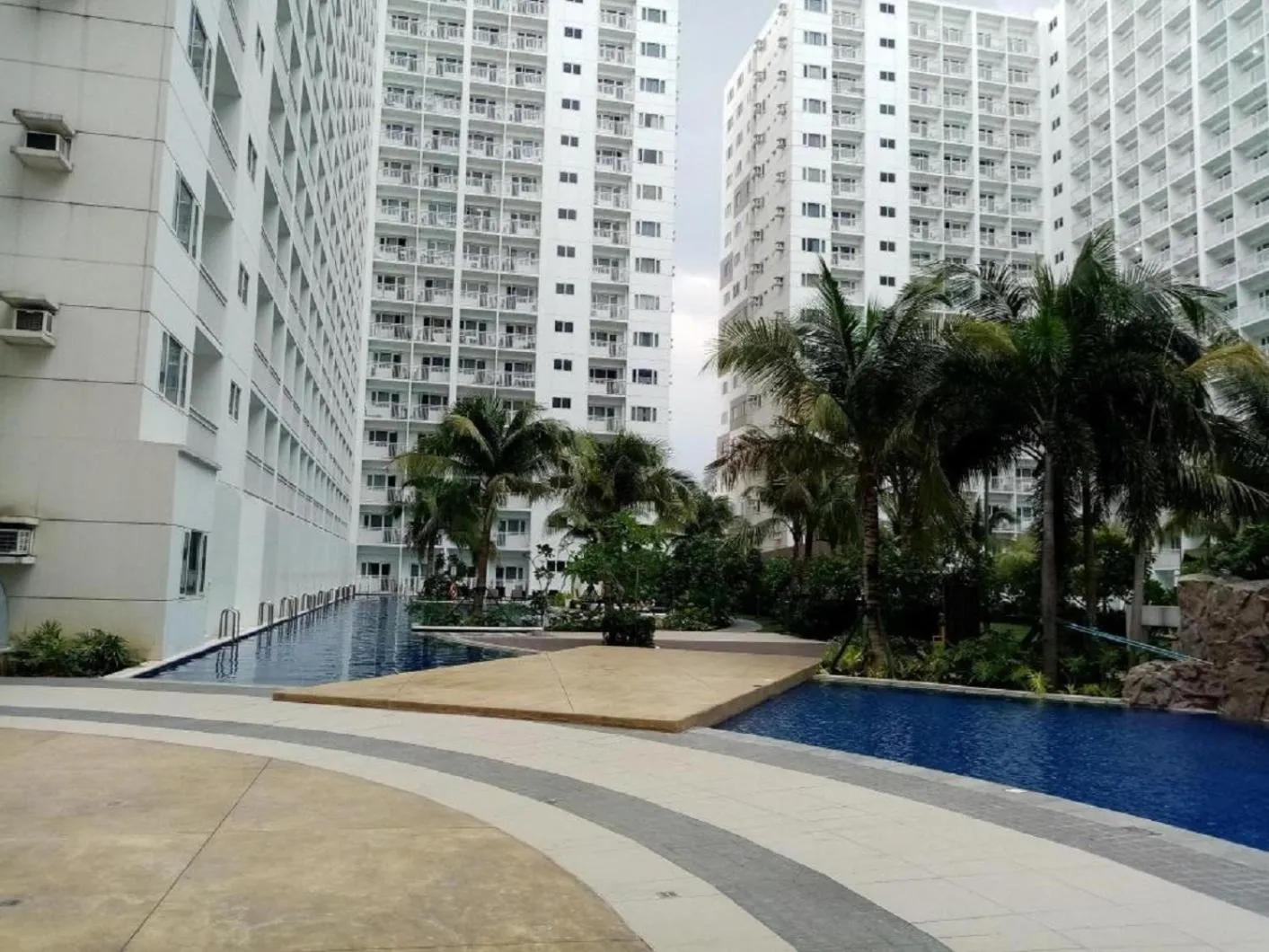 Swimming pool in Shore Residences