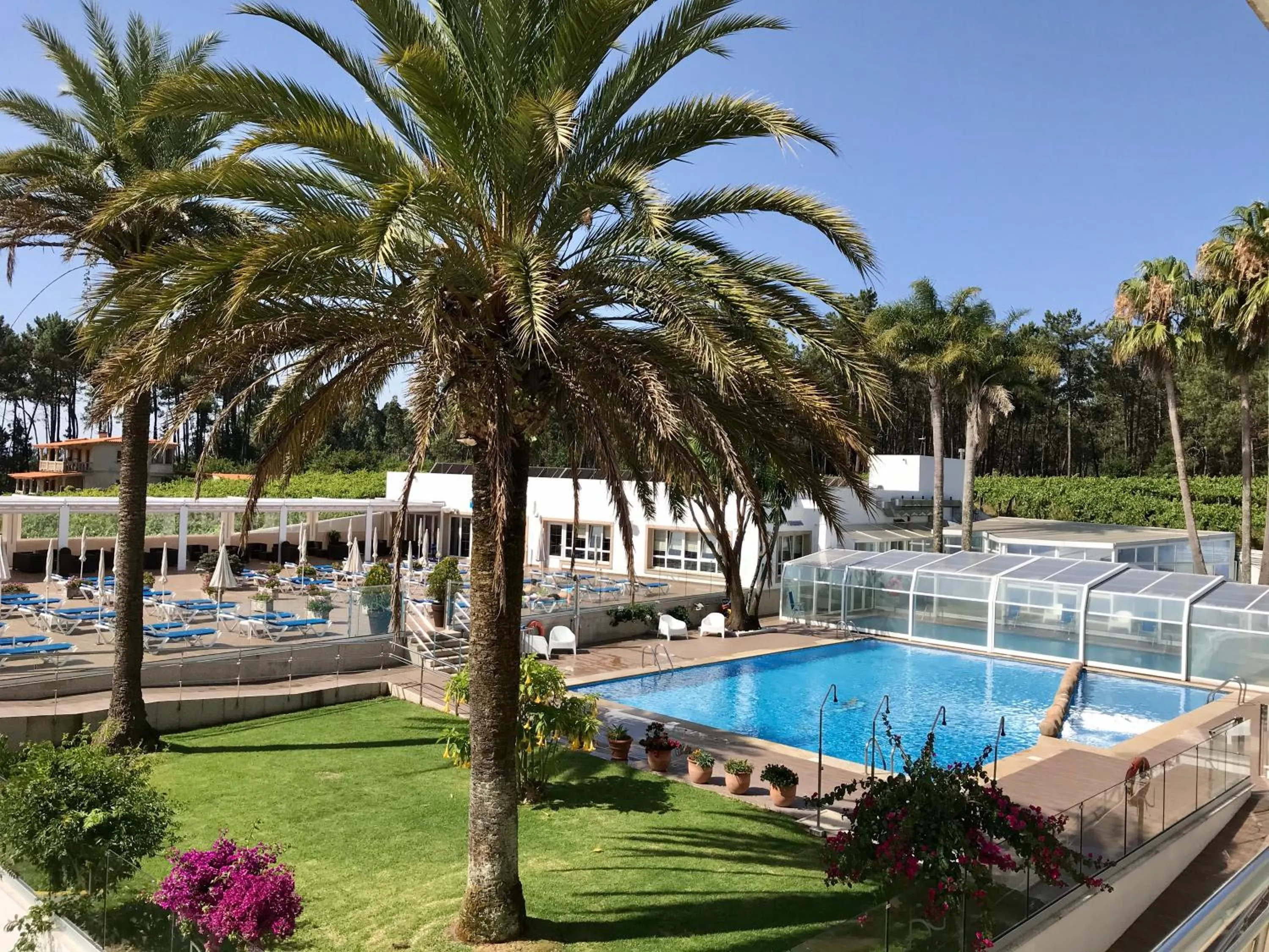 Swimming pool in Hotel Nuevo Vichona Spa 3 estrellas Superior