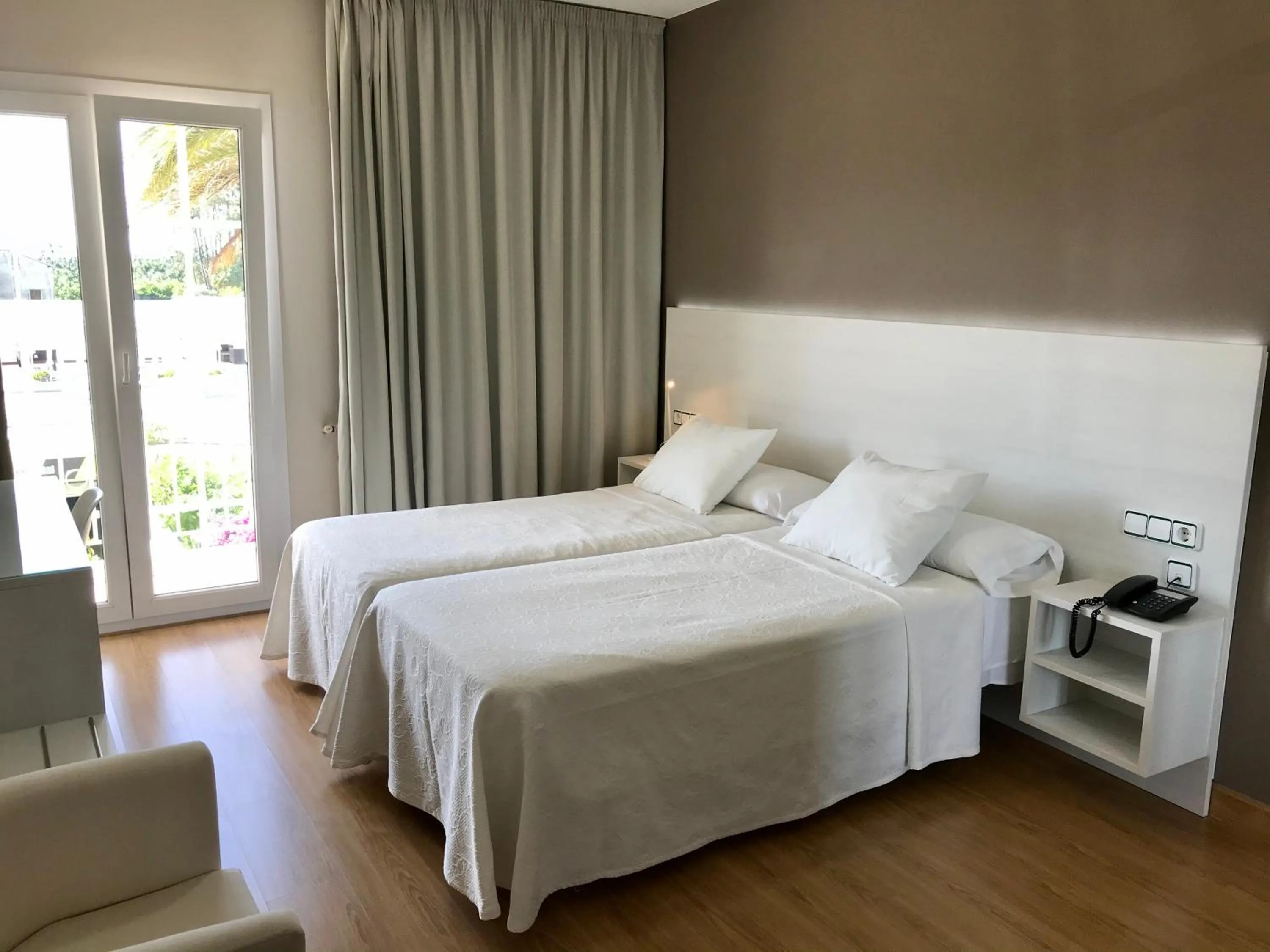 Bedroom, Bed in Hotel Nuevo Vichona Spa 3 estrellas Superior