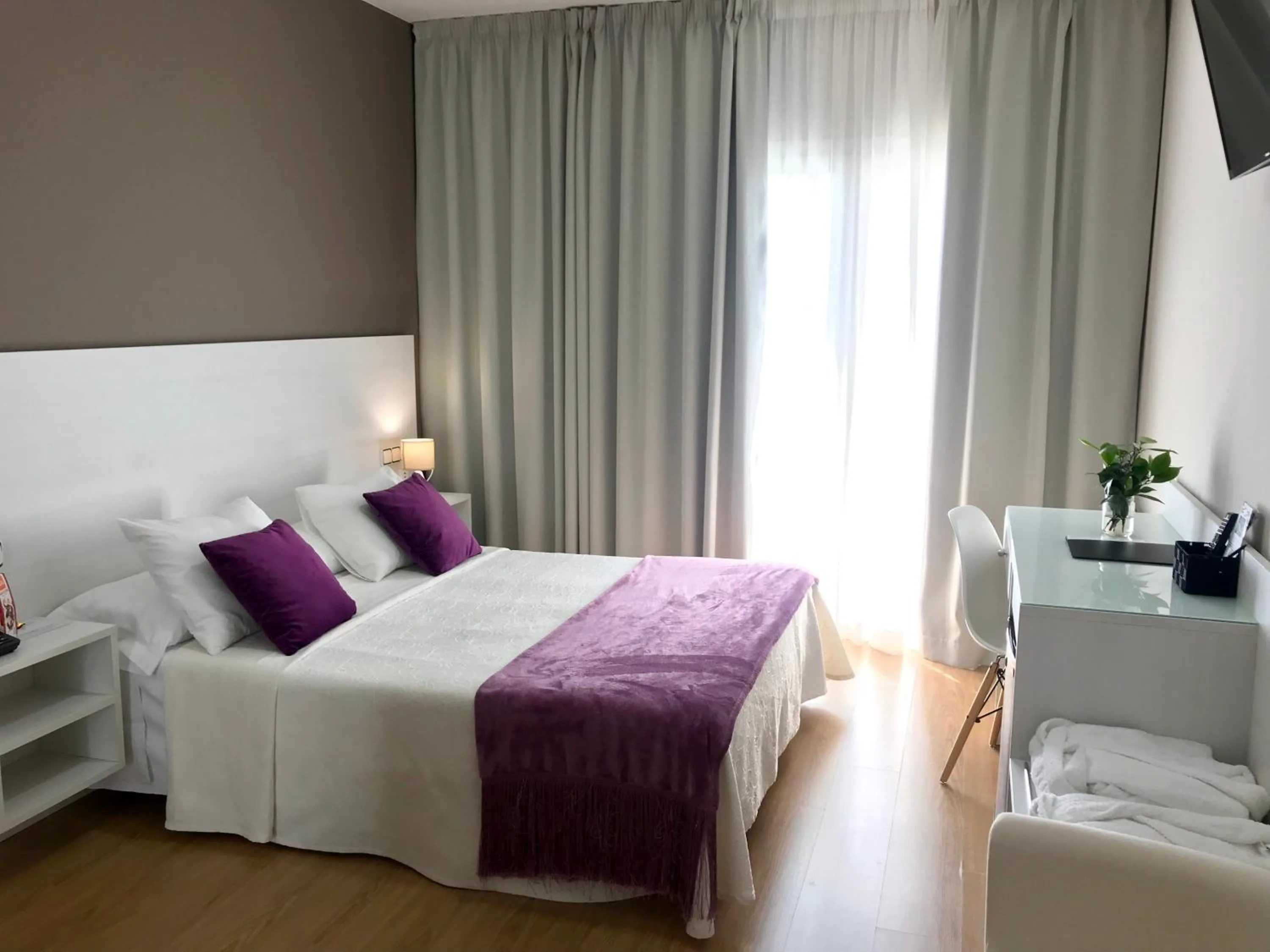 Bedroom, Bed in Hotel Nuevo Vichona Spa 3 estrellas Superior