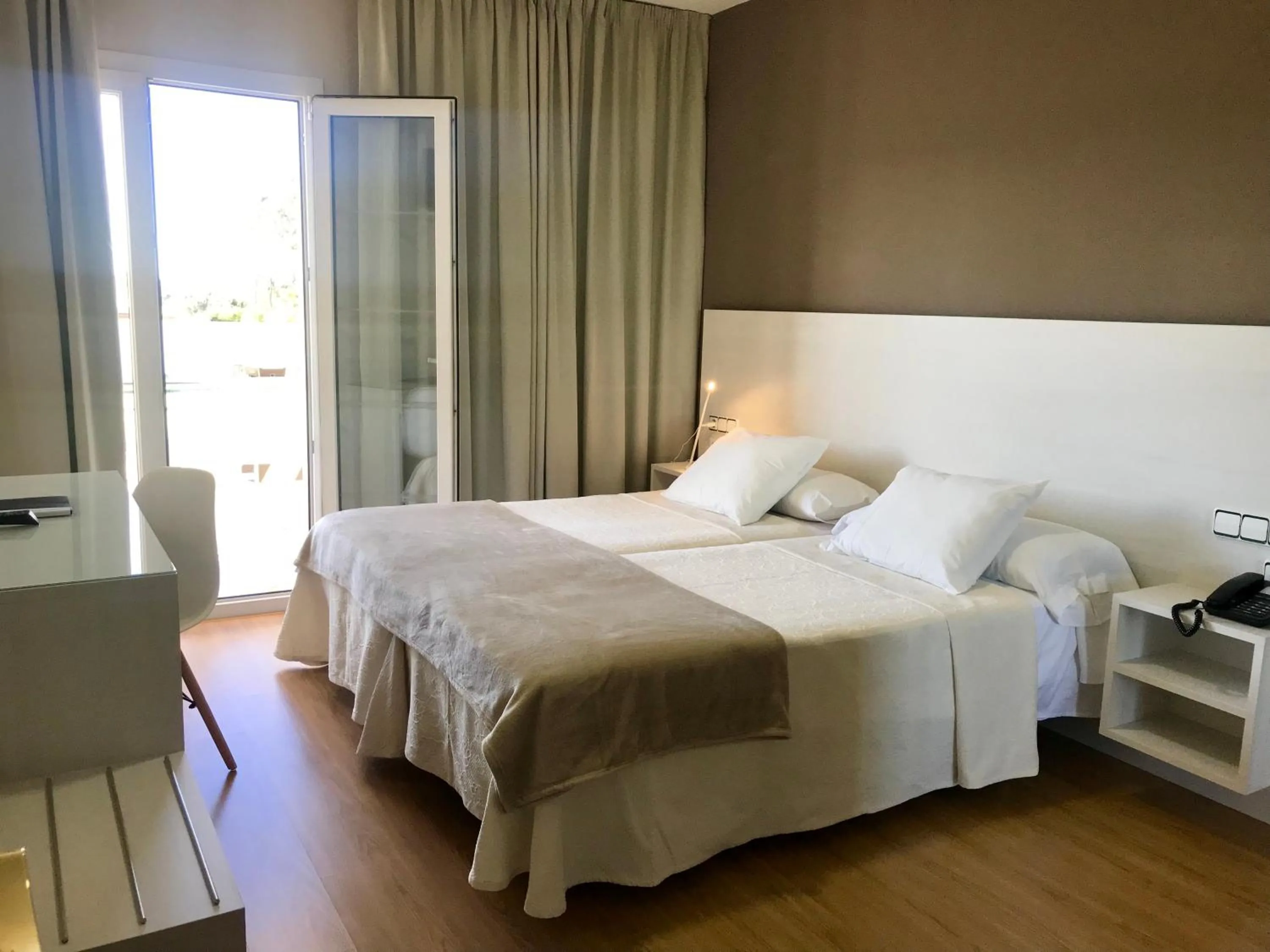 Bedroom, Bed in Hotel Nuevo Vichona Spa 3 estrellas Superior