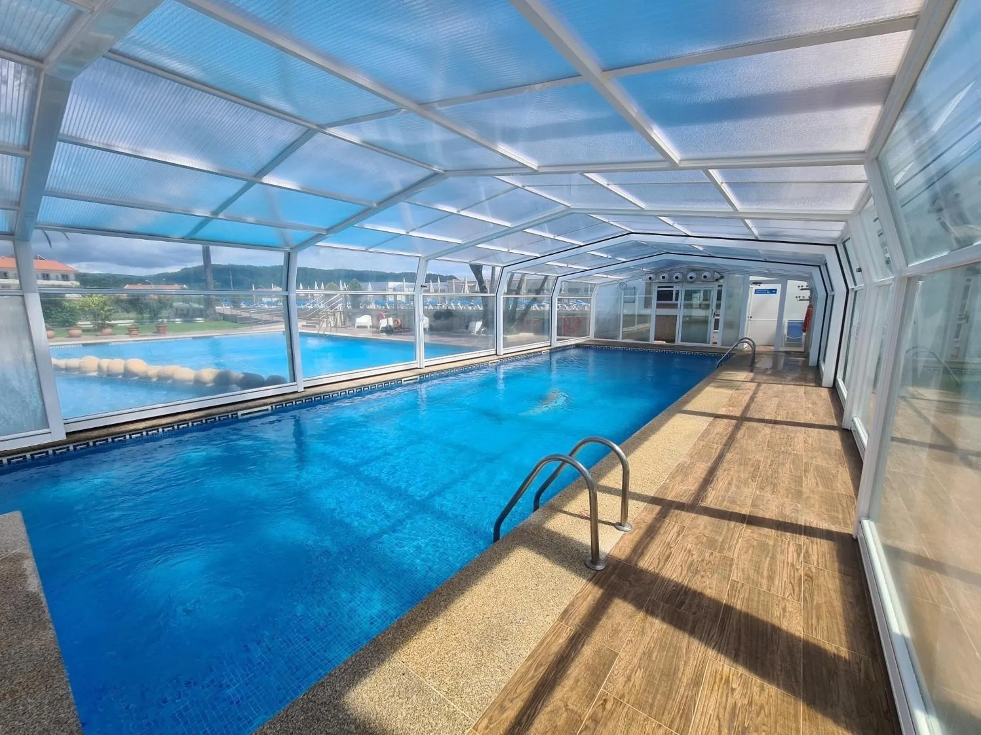 Swimming pool in Hotel Nuevo Vichona Spa 3 estrellas Superior