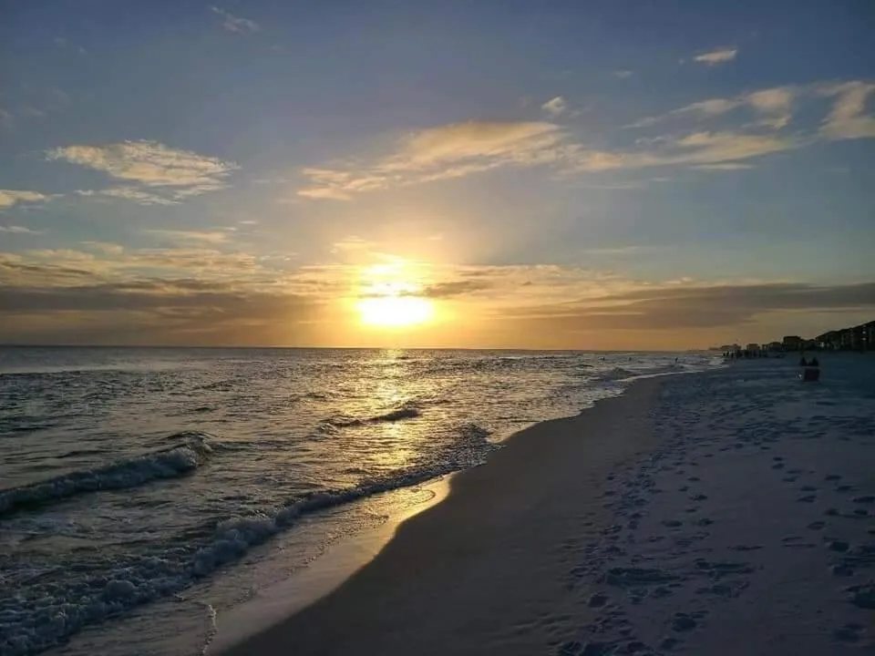 Pink Sunsets at the Palms of Destin Across from Beach, Heated Pool Shuttle & Dining