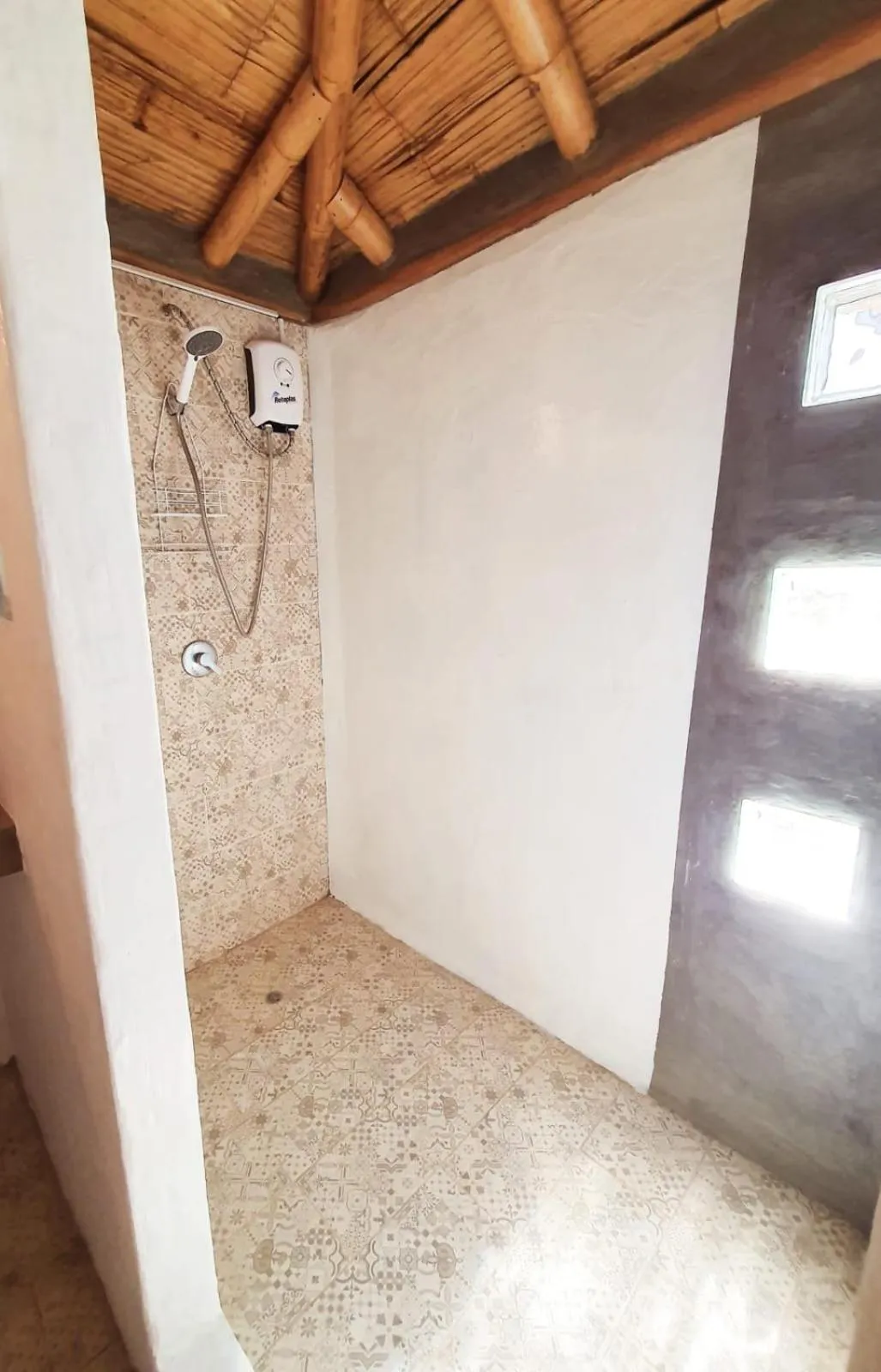 Shower in Oasis de Vichayito