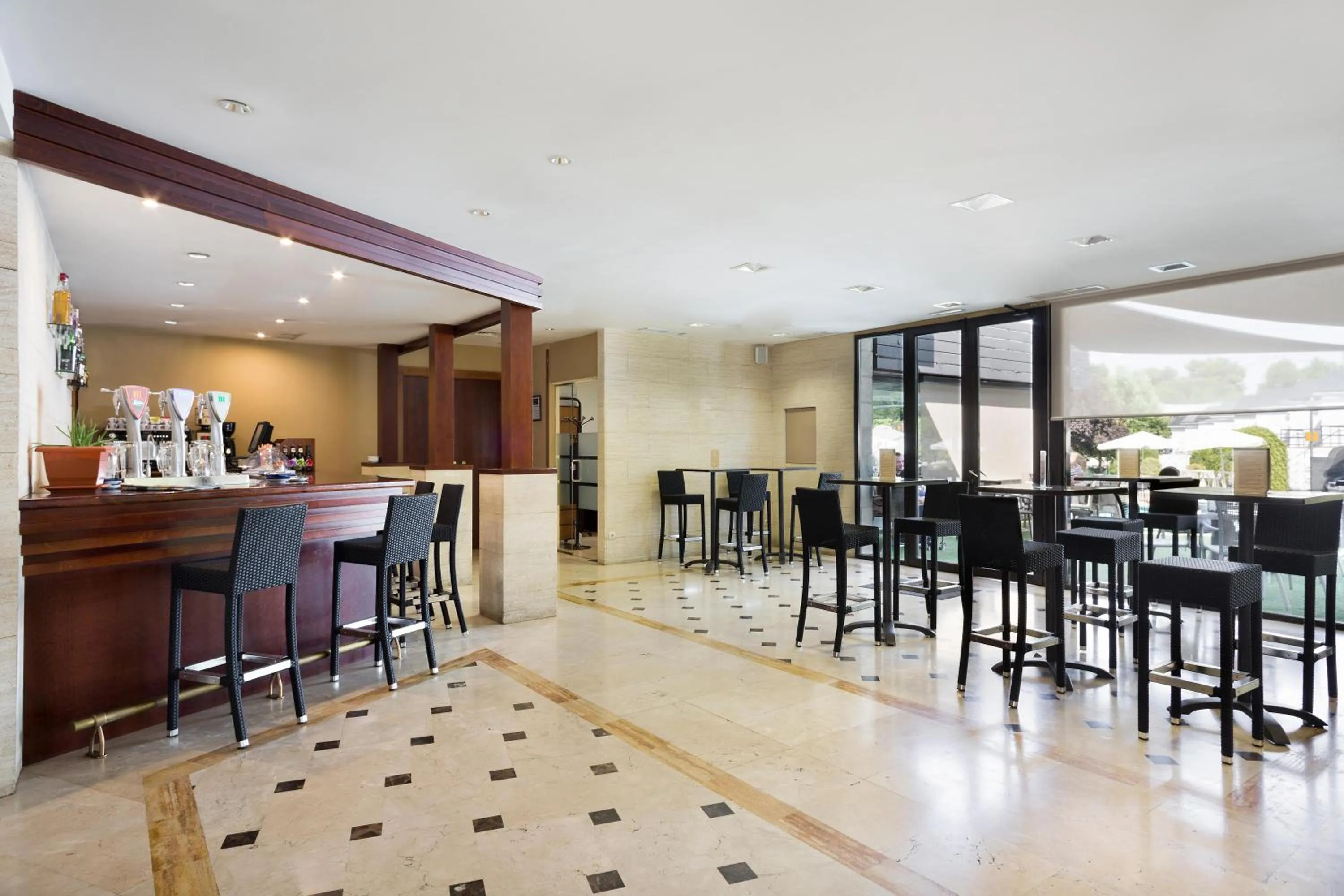 Lounge or bar in Hotel Best Osuna