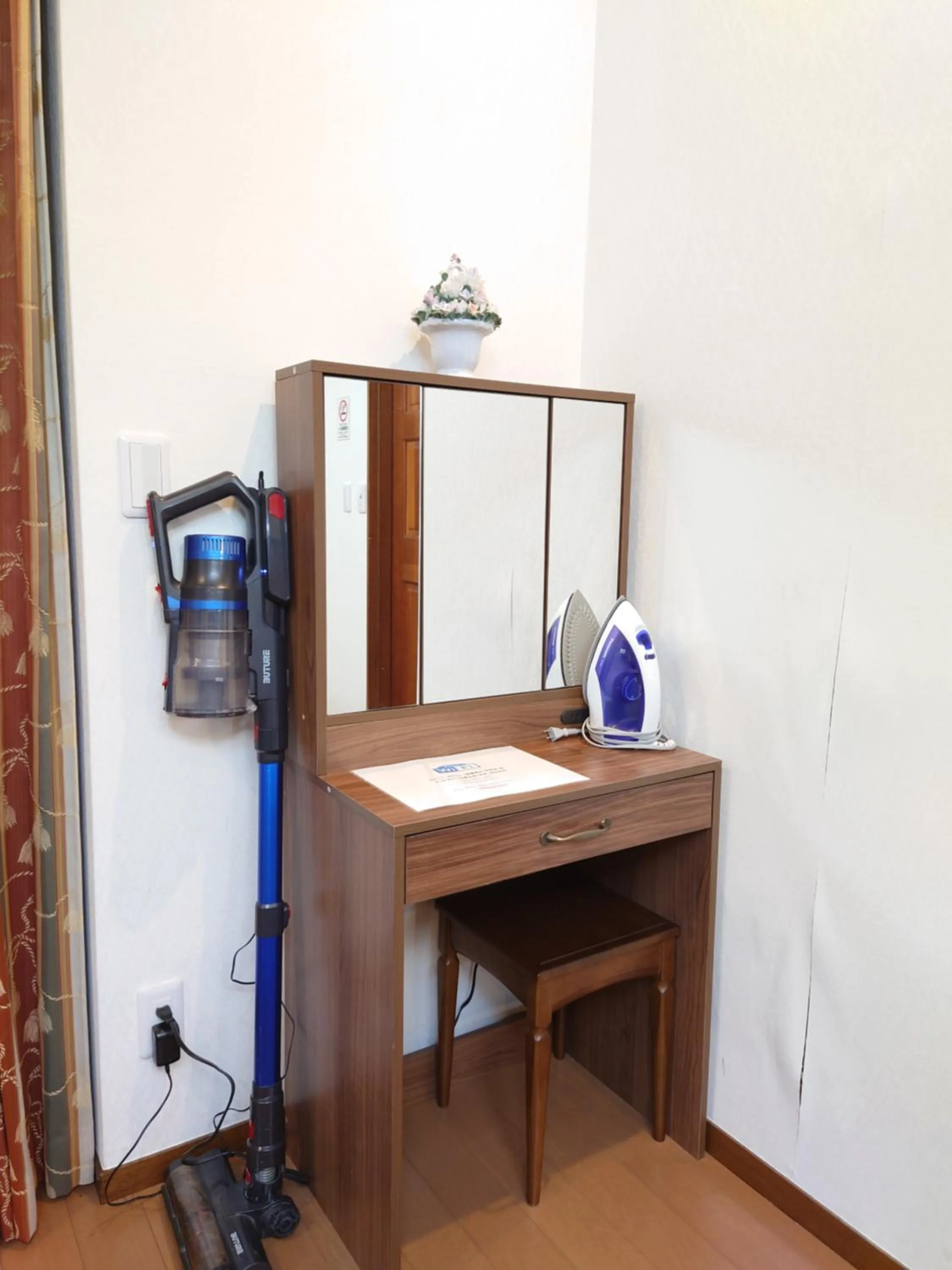 season guest house in nishi shinjuku 100 square meters, 4 bedrooms, 2 living rooms