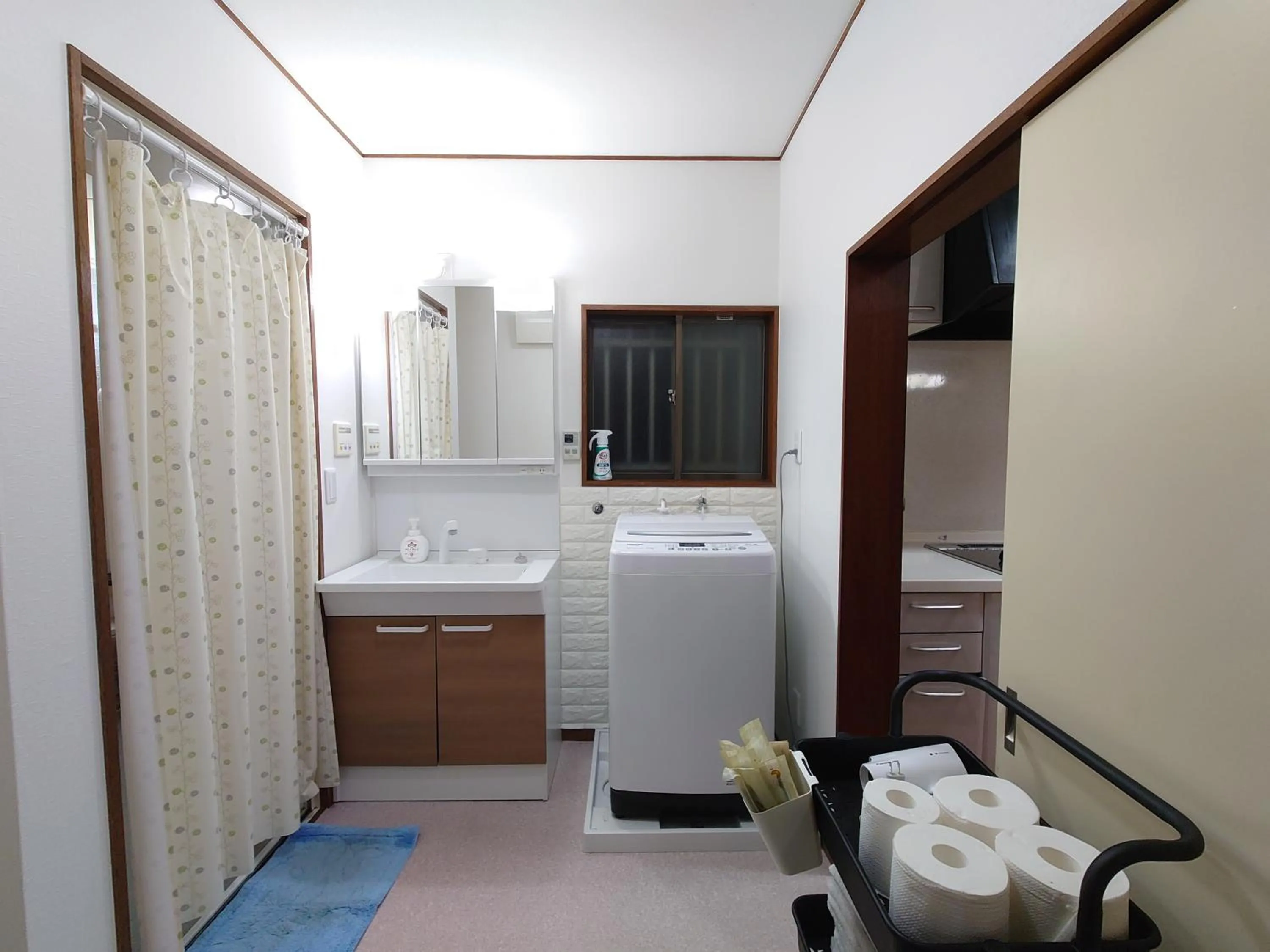 season guest house in nishi shinjuku 100 square meters, 4 bedrooms, 2 living rooms