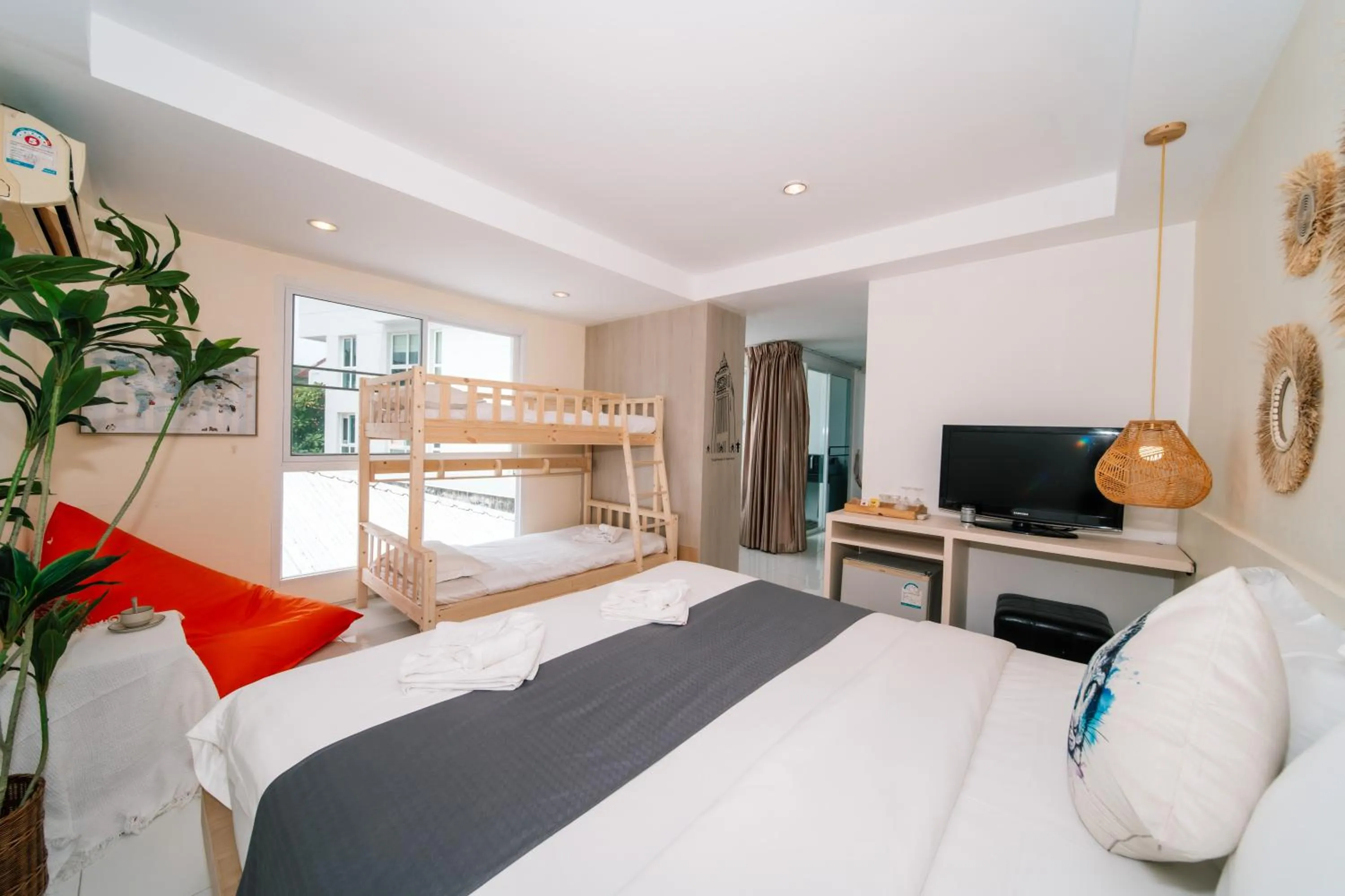 Bed in Catnip Seaside Hotel&Cafe