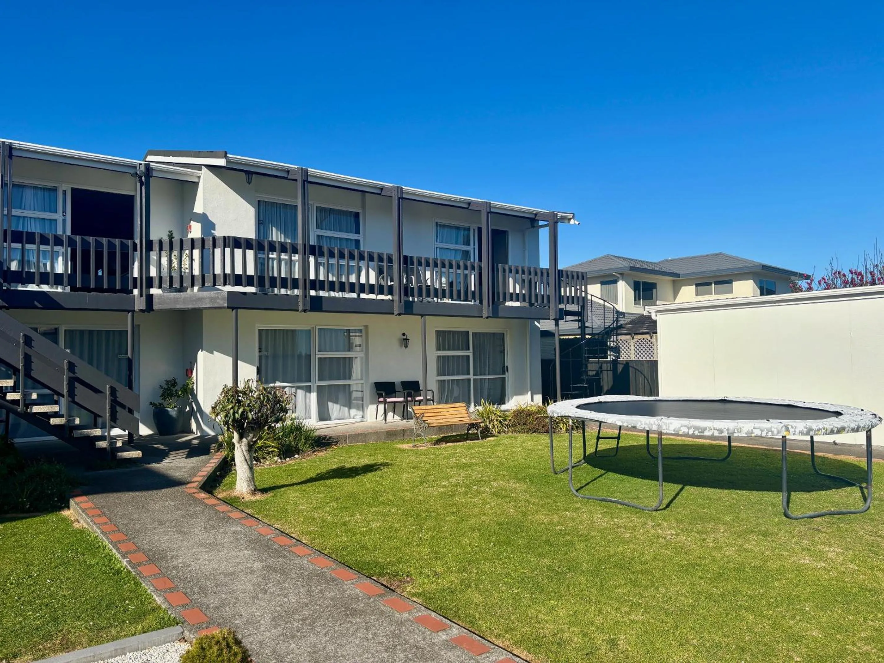 Property building in Parkside Motel and Apartments
