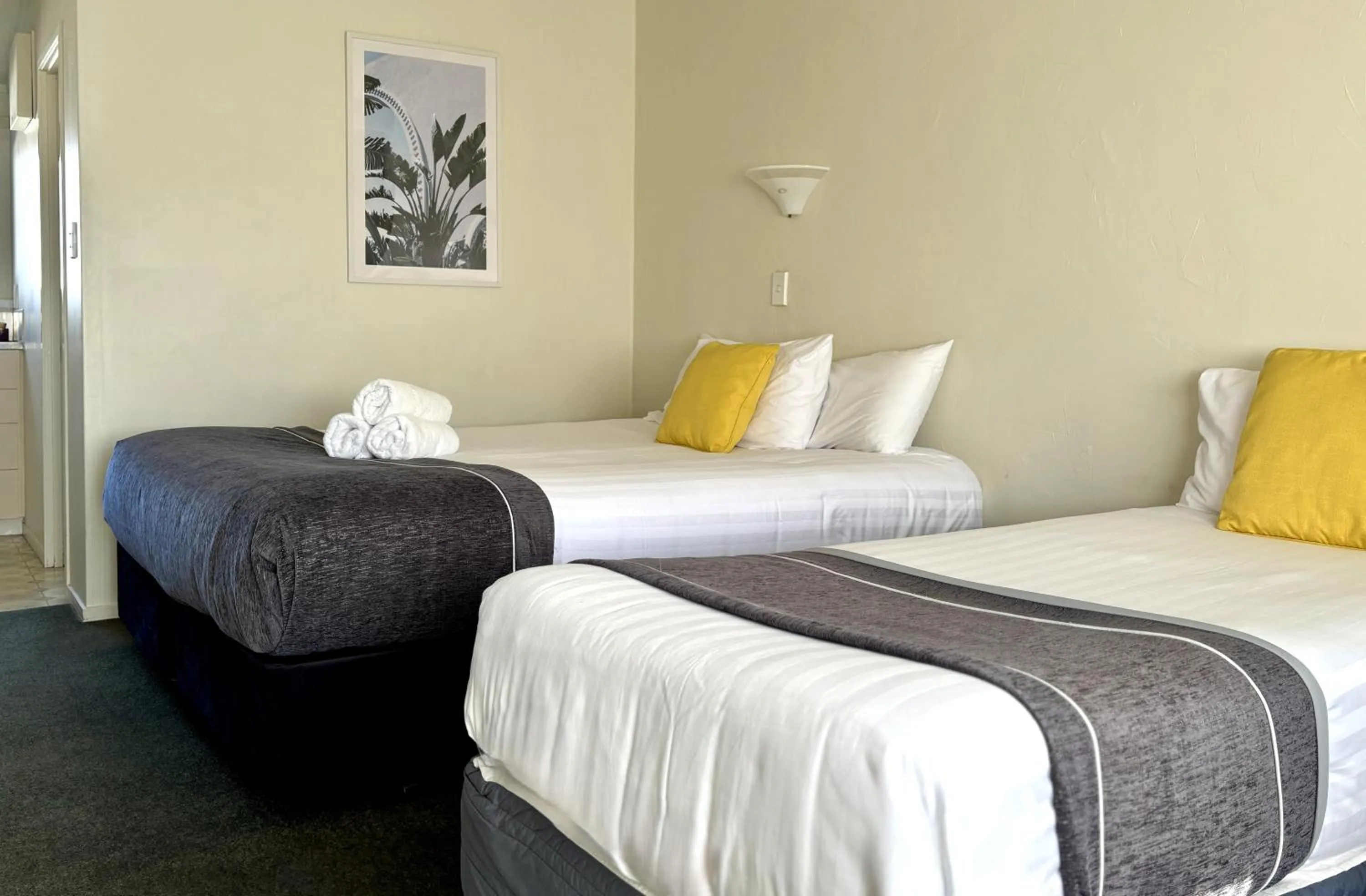 Bedroom, Bed in Parkside Motel and Apartments