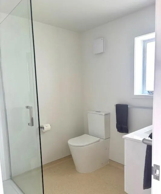 Bathroom in Parkside Motel and Apartments