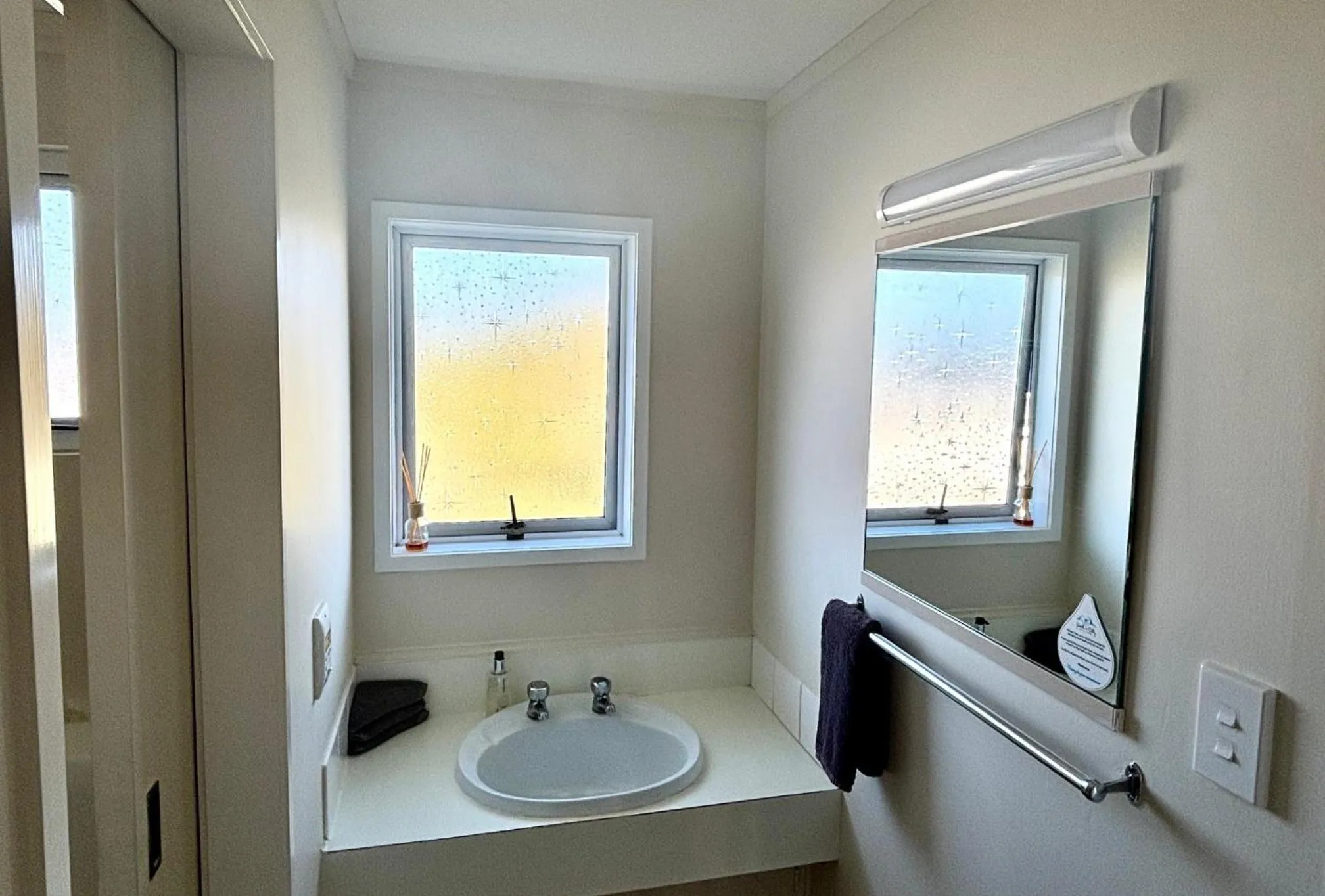 Bathroom in Parkside Motel and Apartments