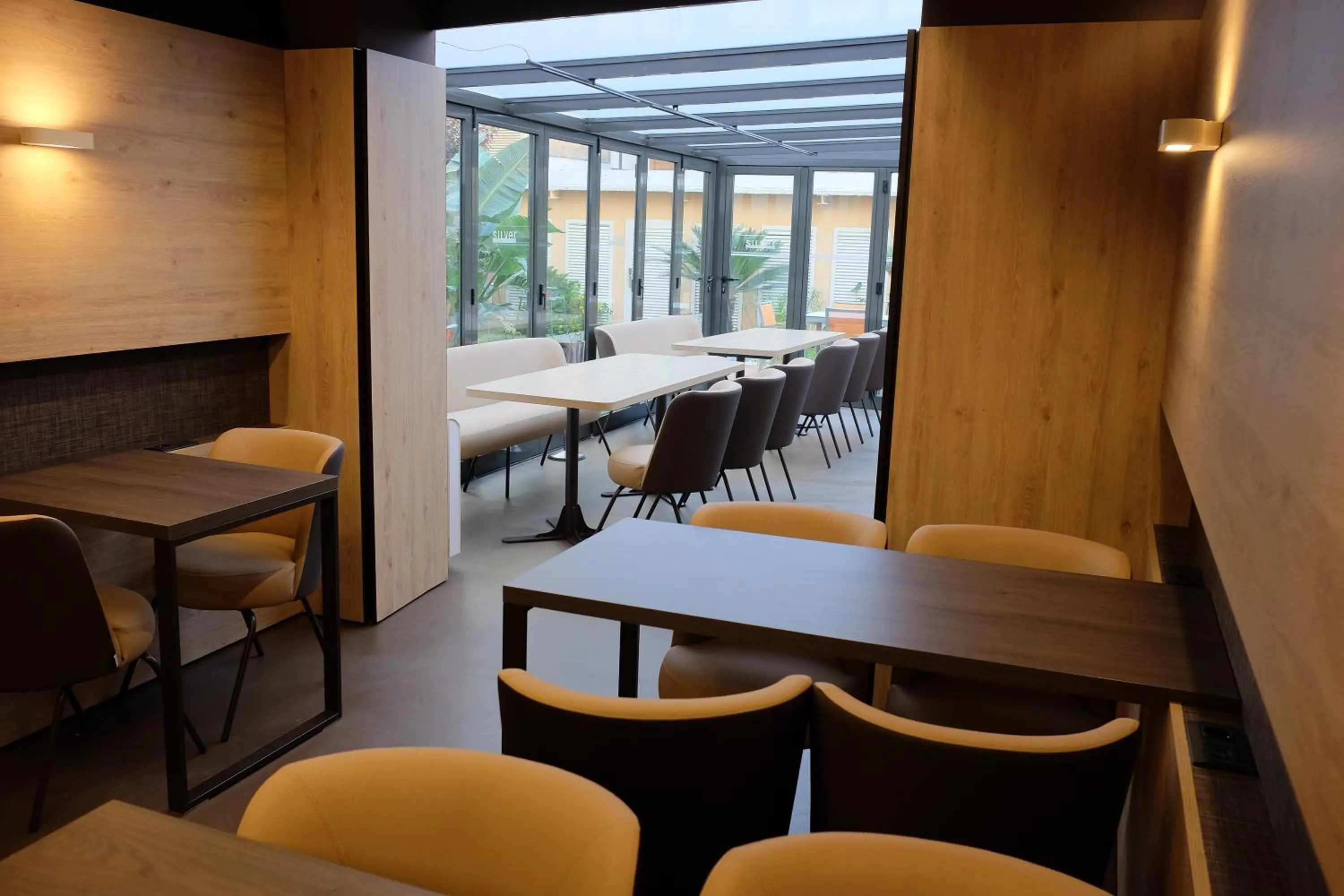 Communal lounge/ TV room in Aparthotel Silver