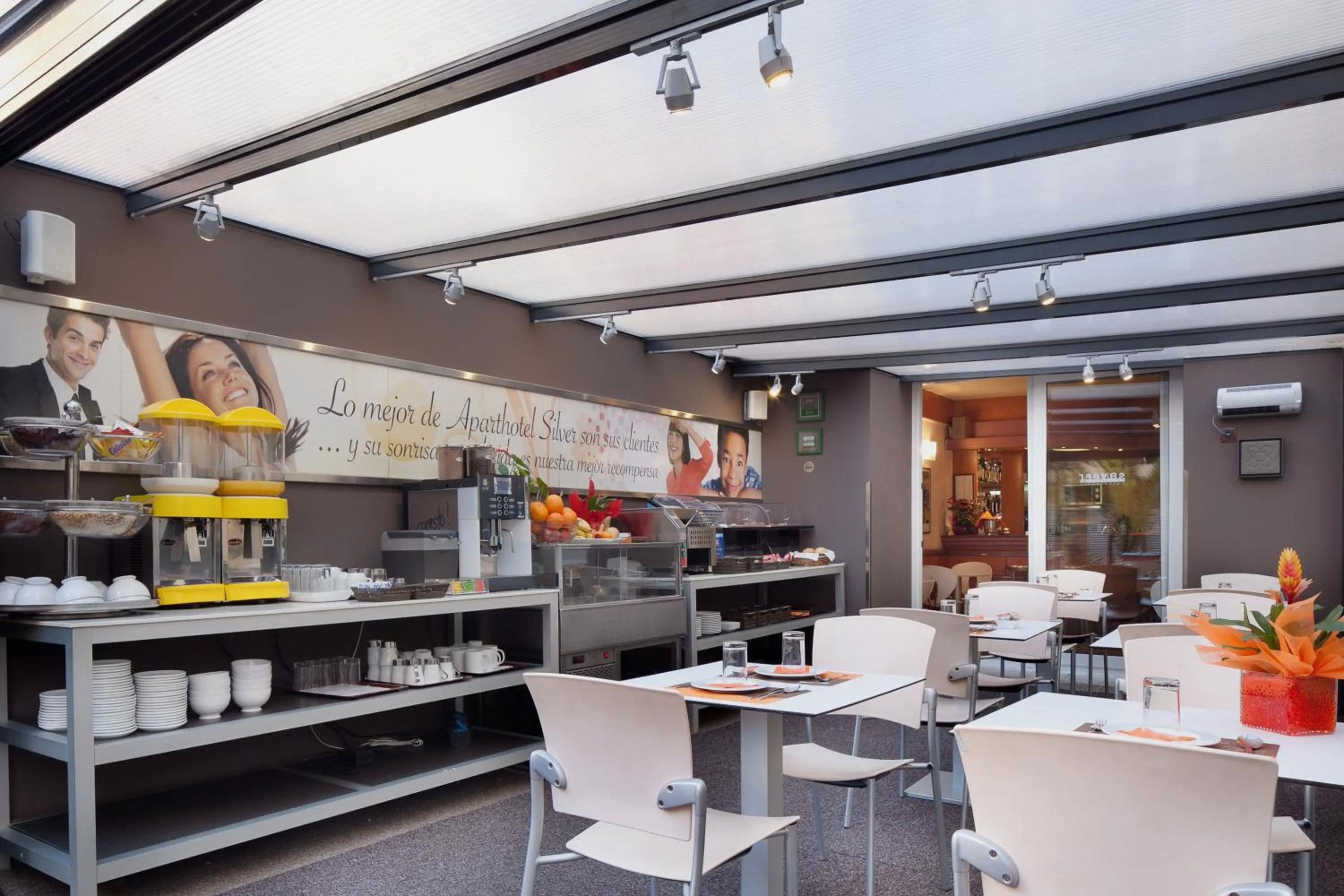 Restaurant/places to eat in Aparthotel Silver