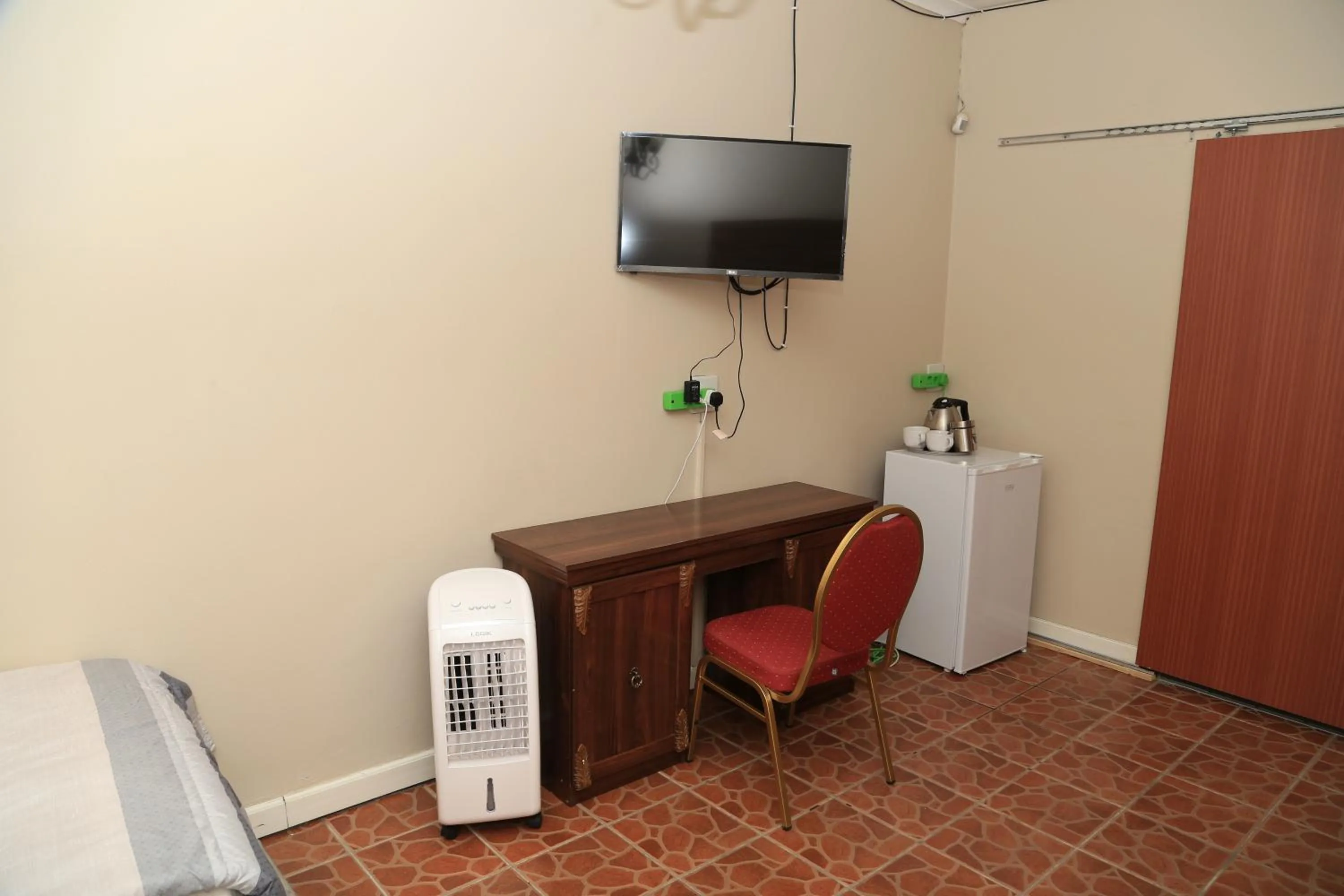 TV and multimedia in Coco Palm Bed & Breakfast