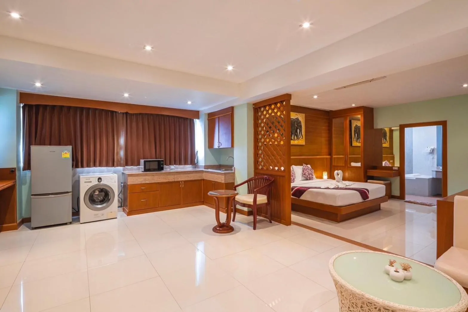 Photo of the whole room, Bed in Sun Shine Patong