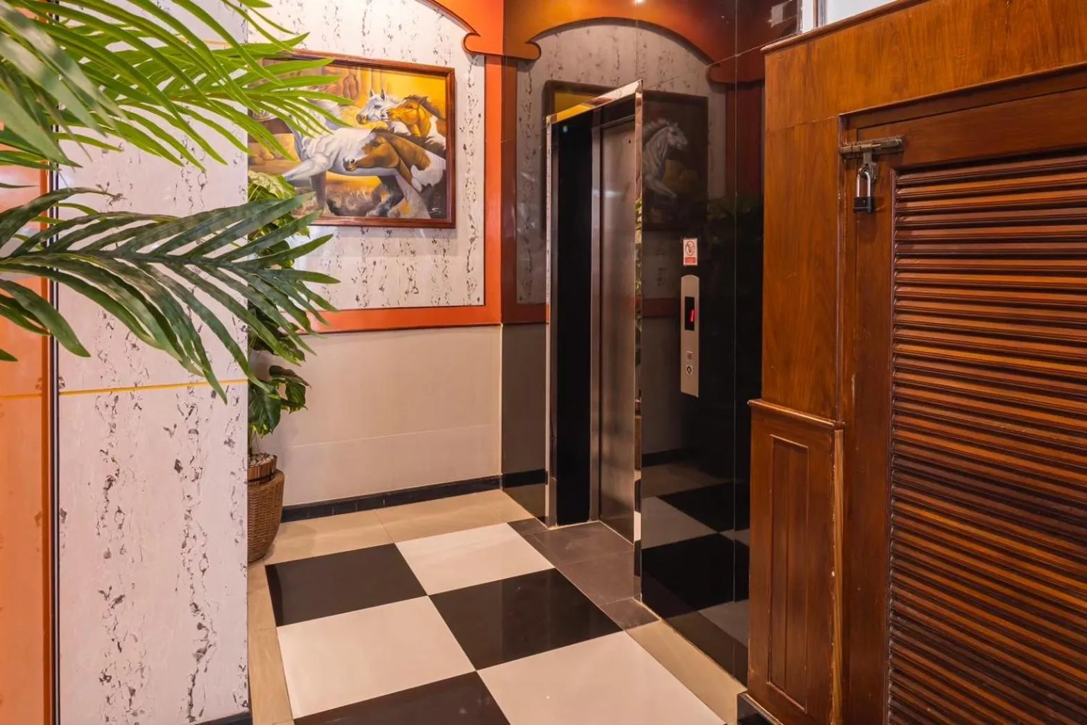 elevator in Sun Shine Patong