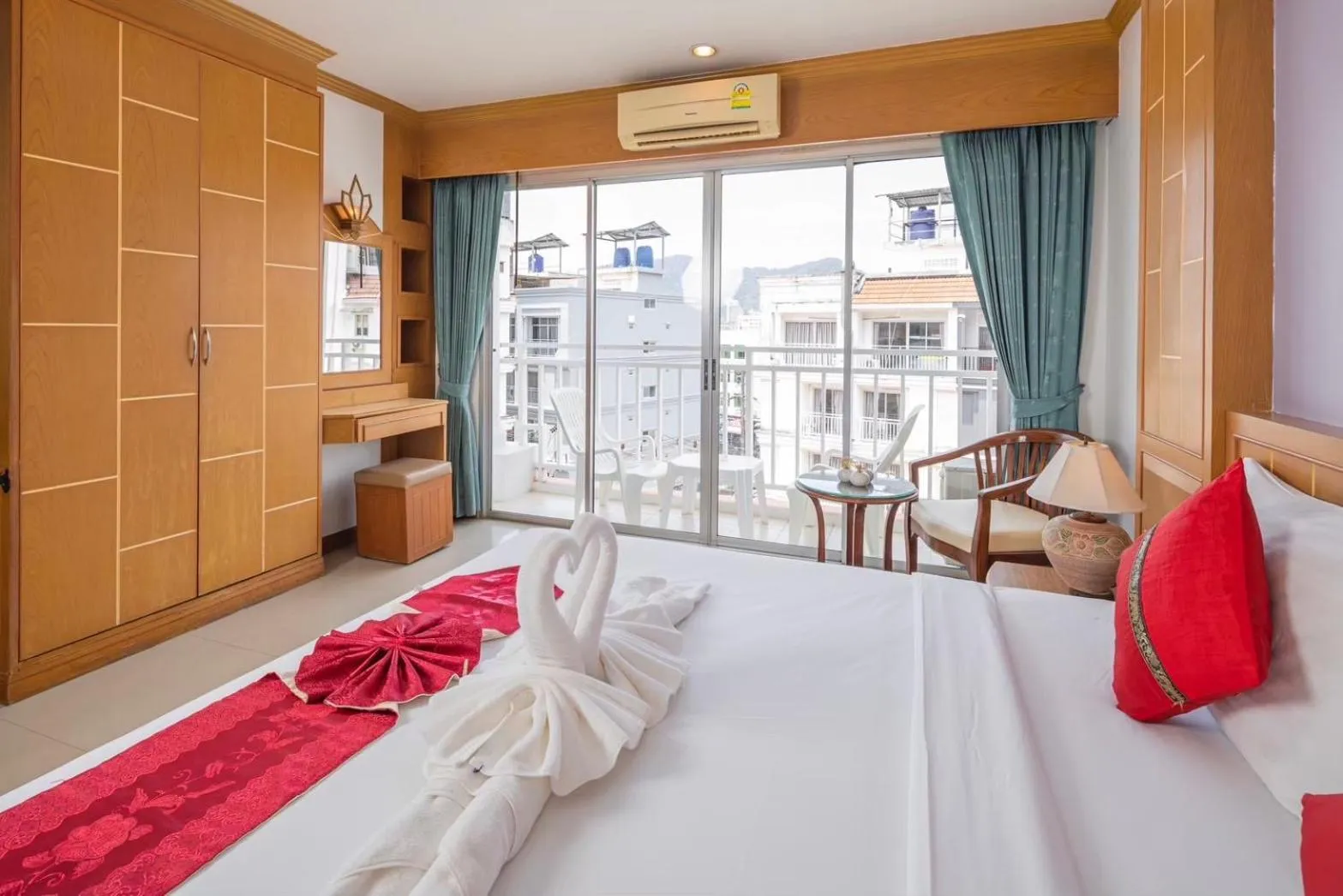 Bedroom, Bed in Sun Shine Patong