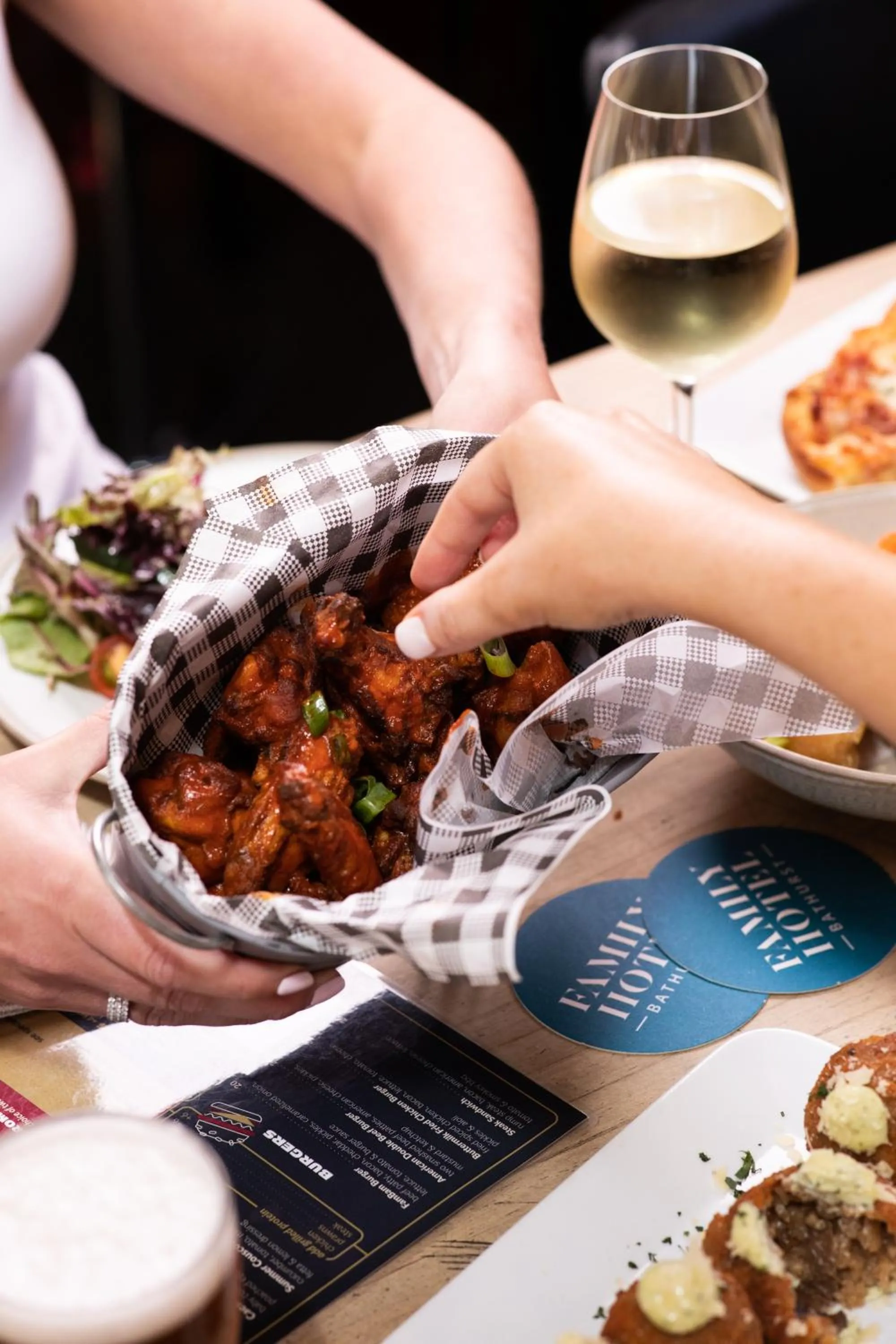 Restaurant/places to eat in Family Hotel