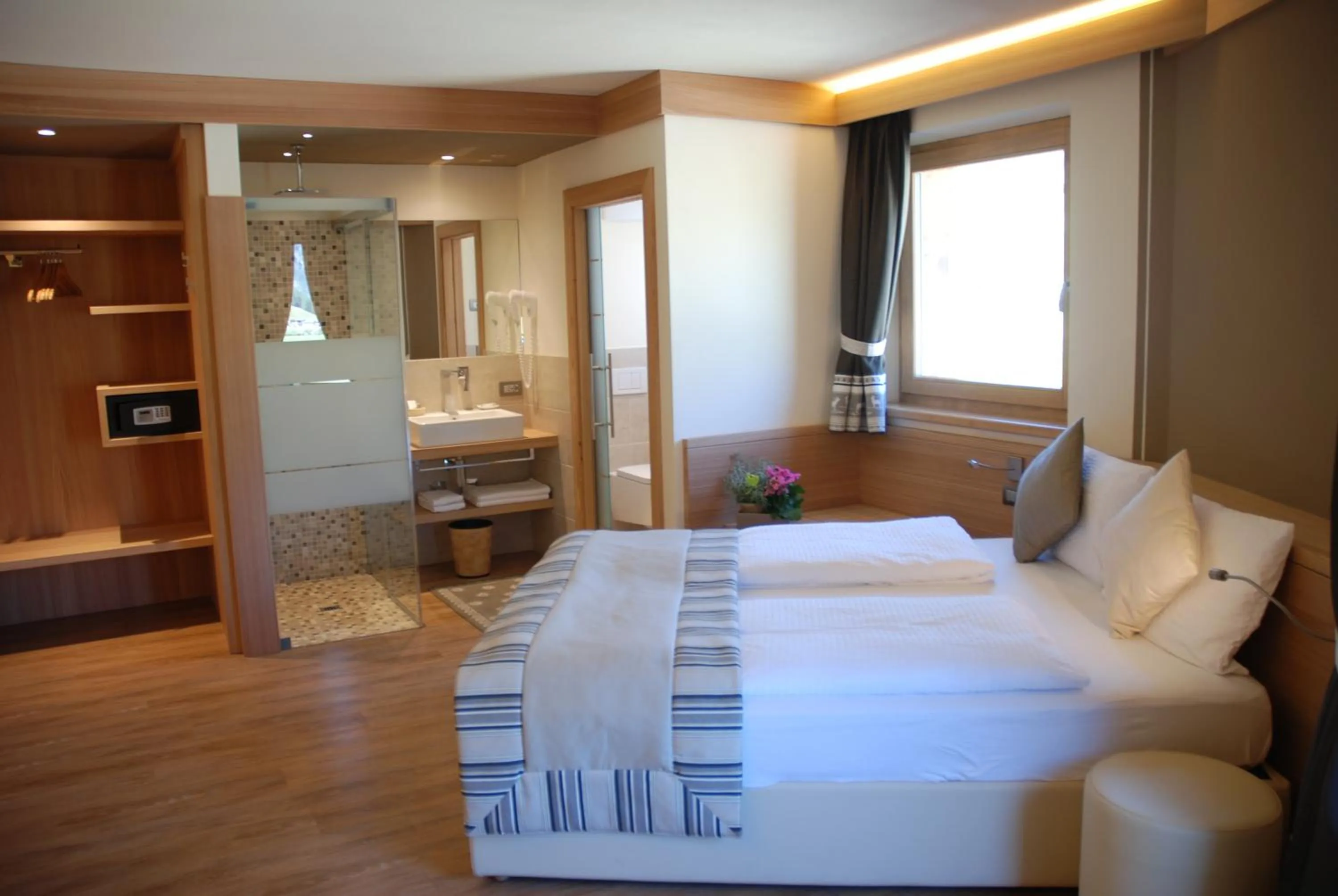 Bathroom, Bed in Hotel Bondi