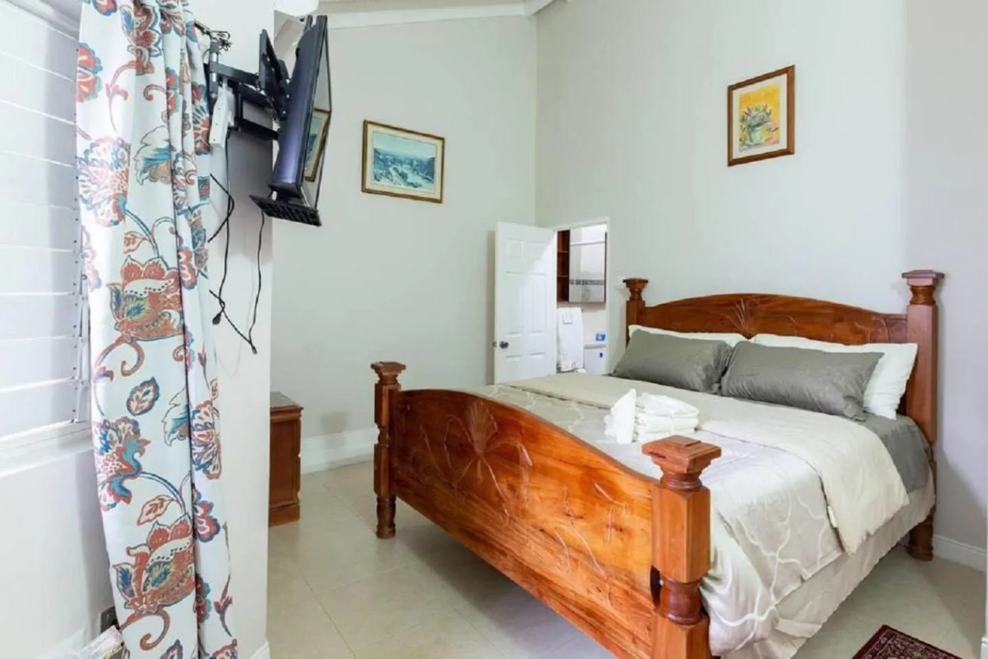 Bed in Loft - Sleeps 4 - Parking - Balcony