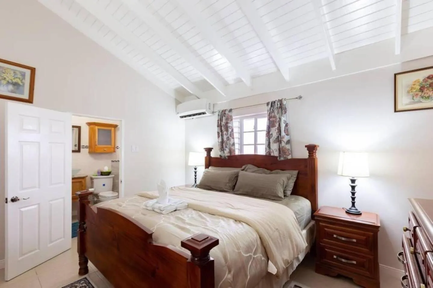 Bedroom, Bed in Loft - Sleeps 4 - Parking - Balcony