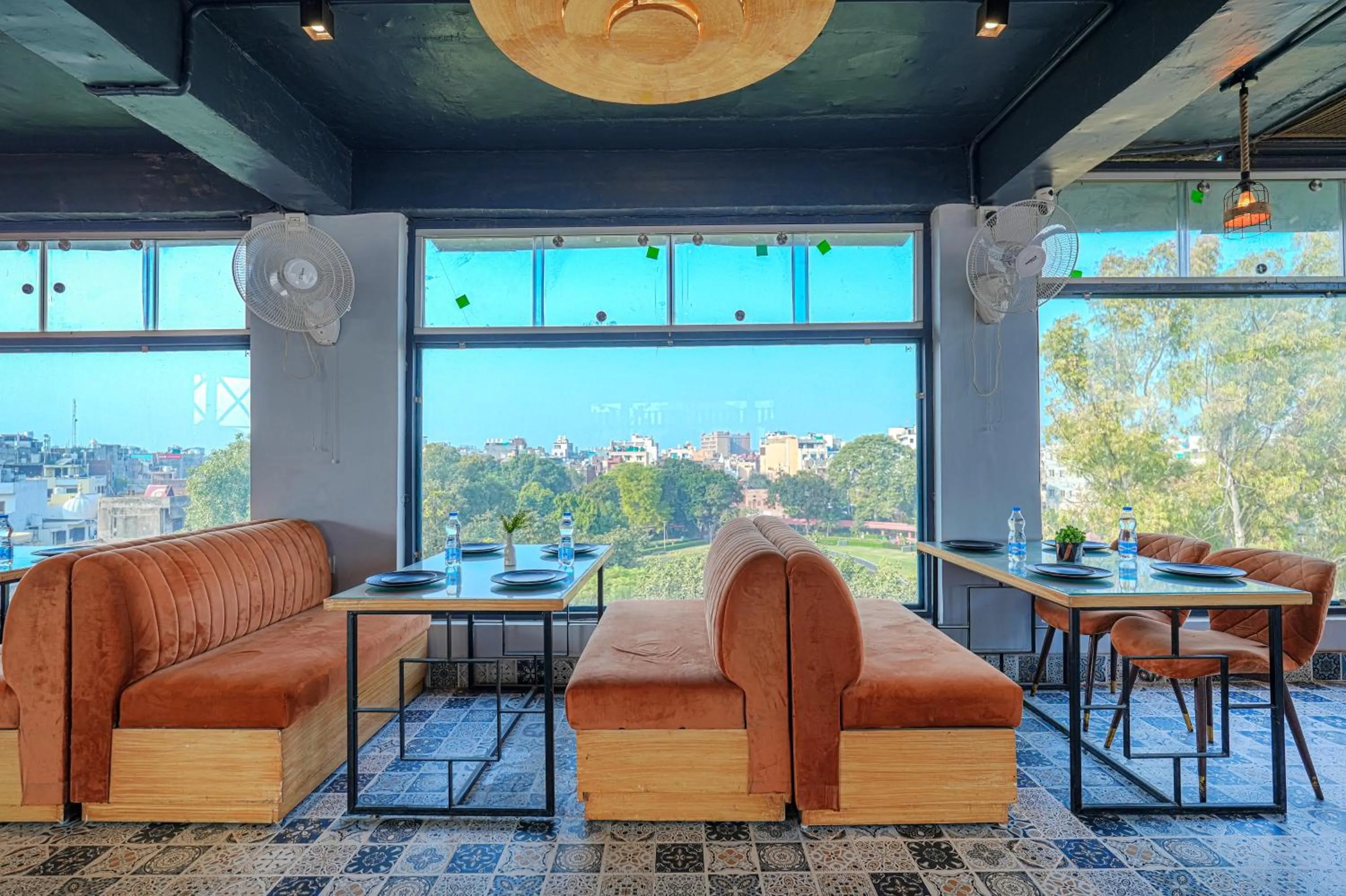 Restaurant/places to eat in Hotel Global Inn