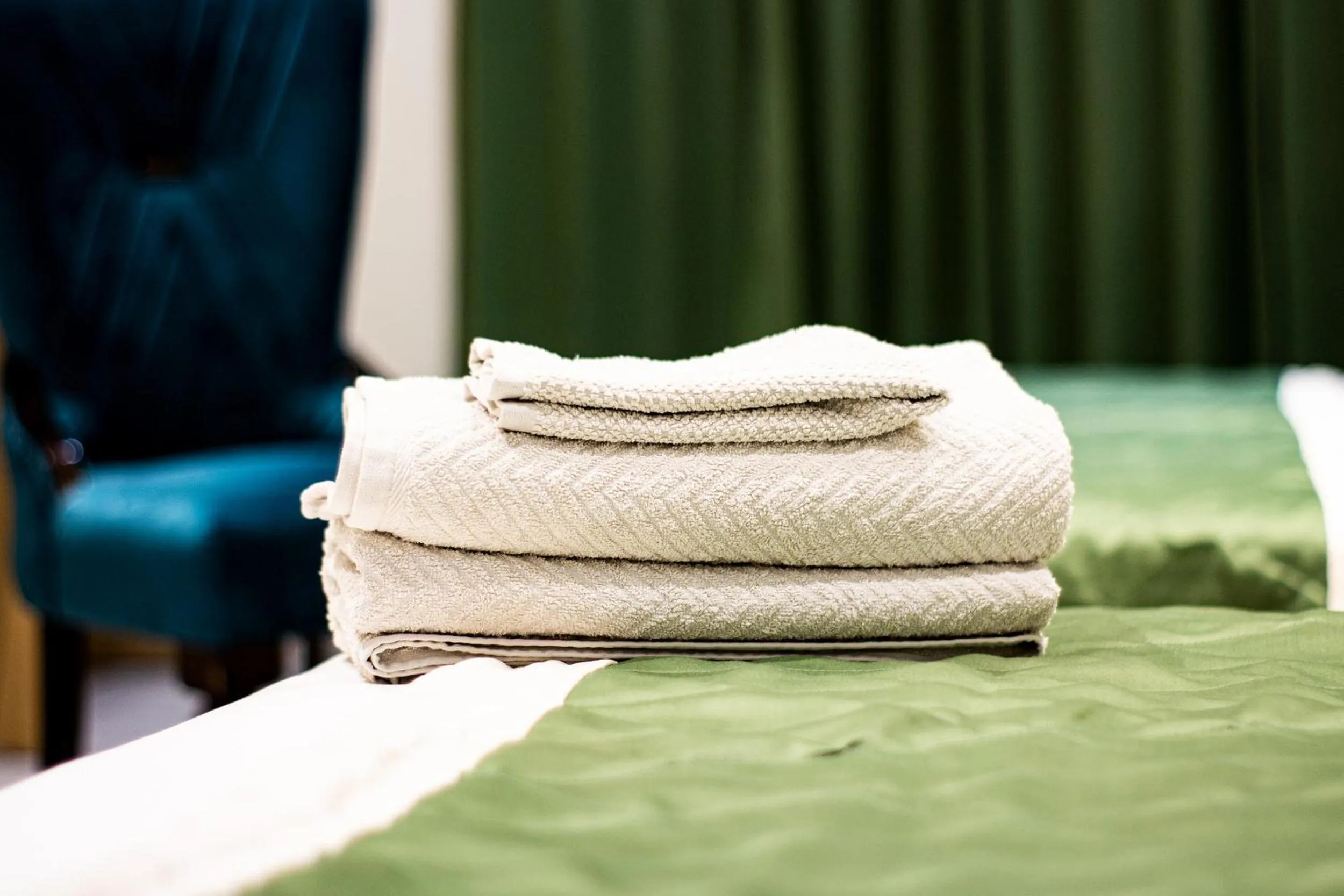 towels, Bed in Hotel Global Inn