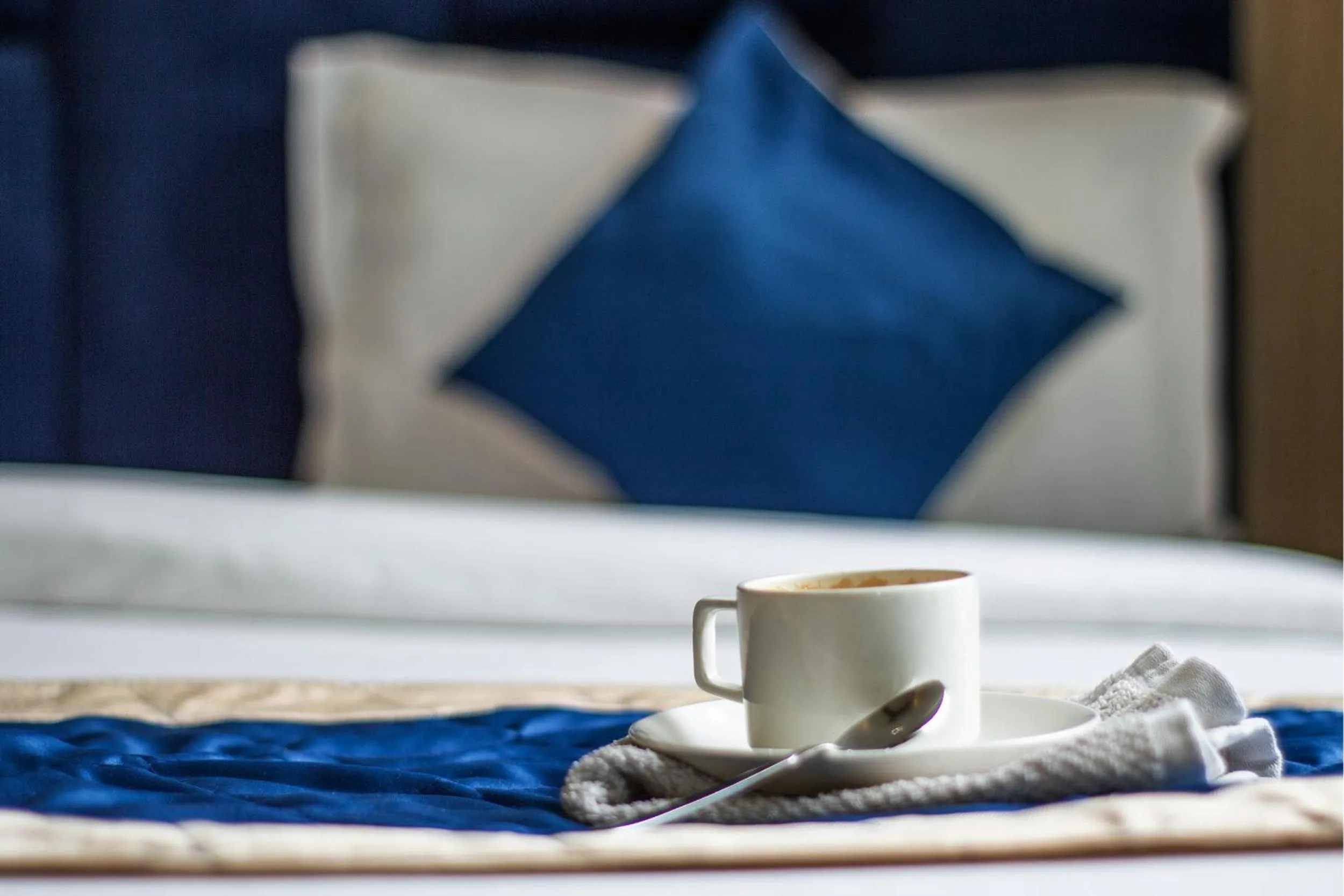 Kitchen or kitchenette, Bed in Hotel Global Inn