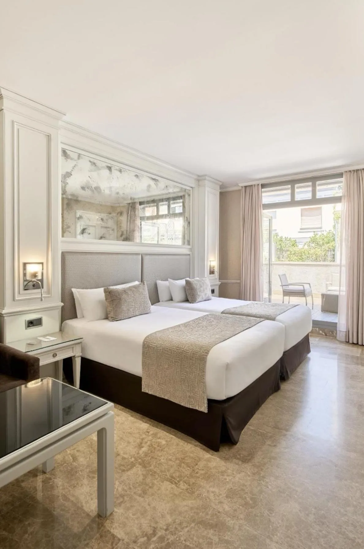 Photo of the whole room, Bed in VP Jardín de Recoletos