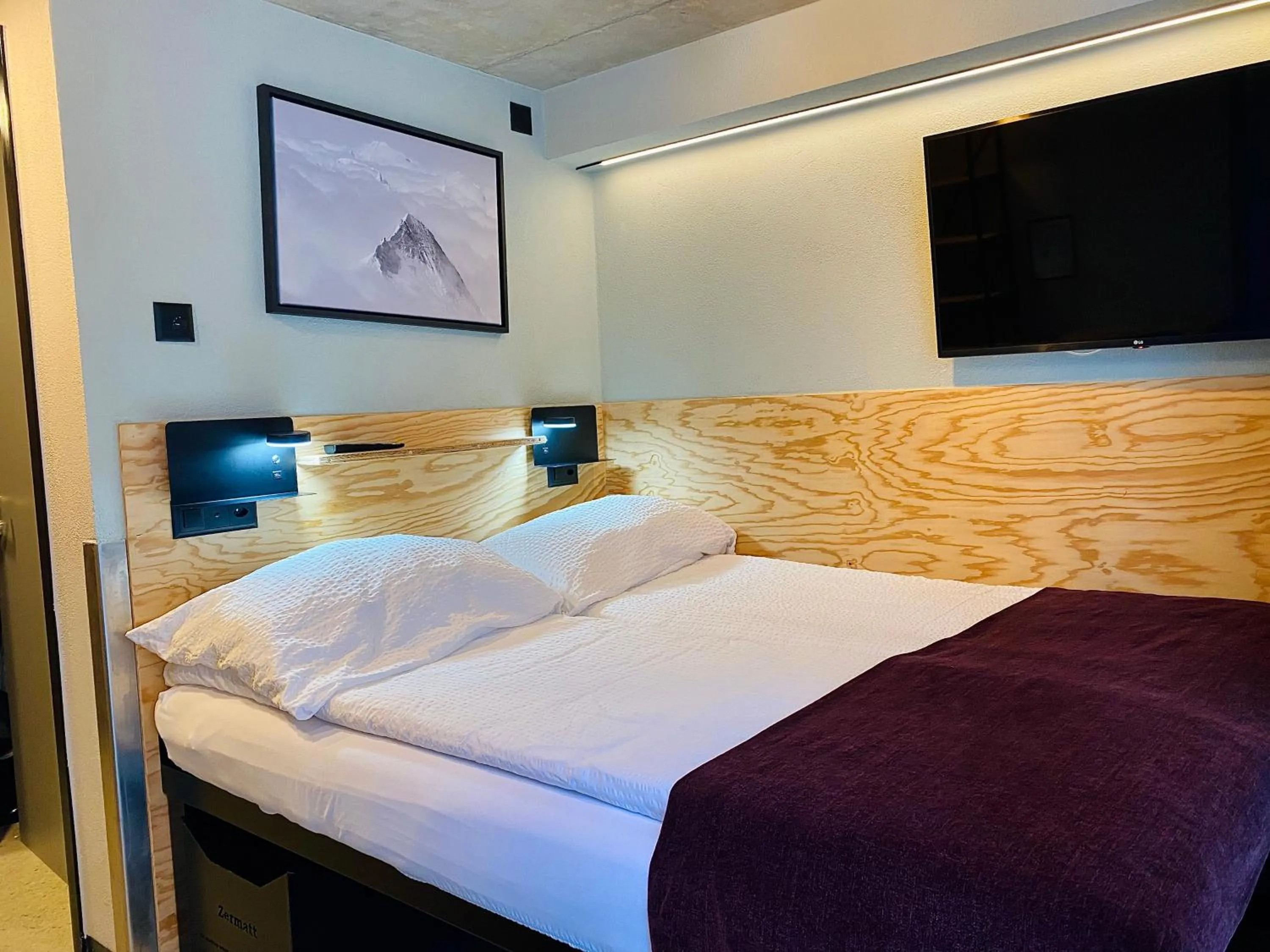 TV and multimedia, Bed in Peaky Riders Self Check-in Hotel