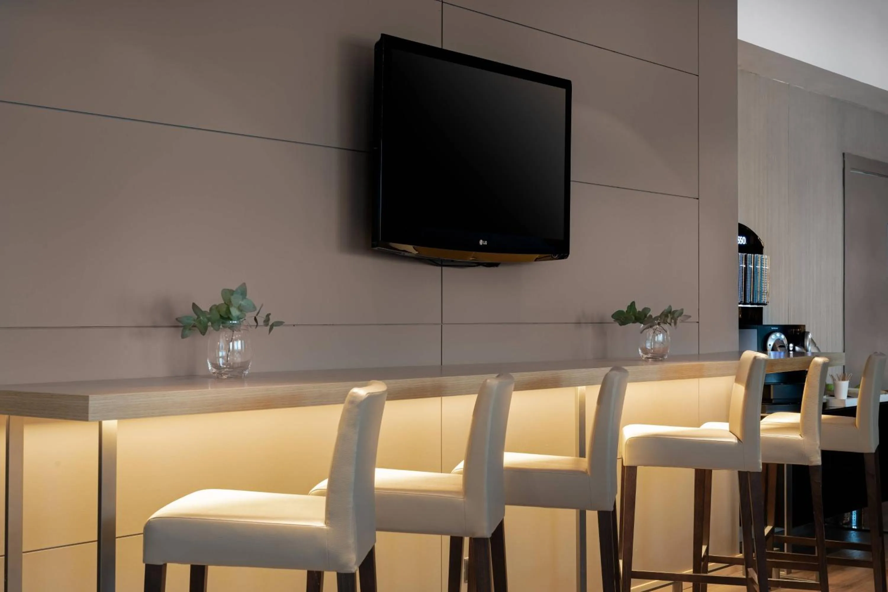 Lounge or bar in AC Hotel Huelva by Marriott