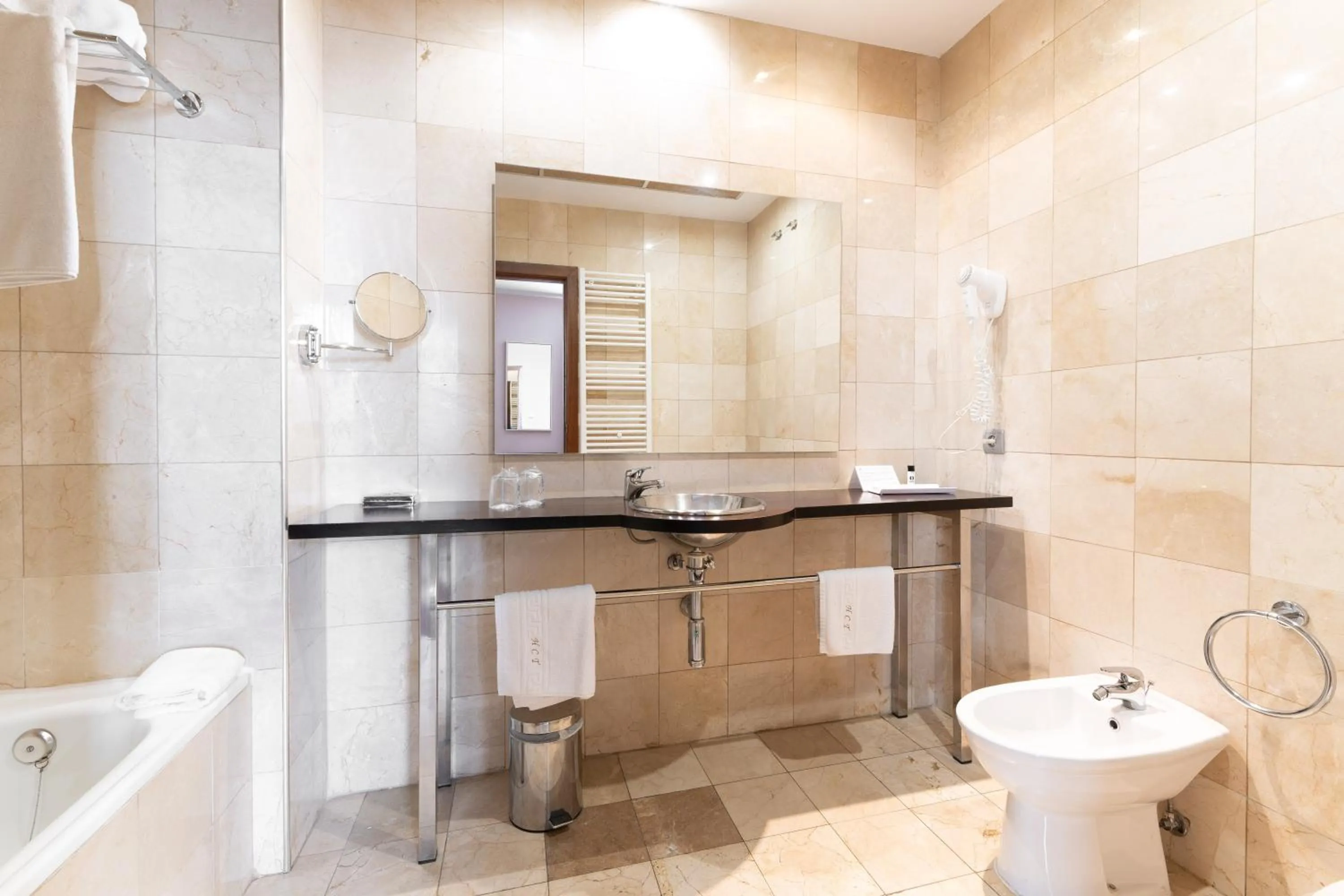 Bathroom in Hospedium Hotel Casino Del Tormes