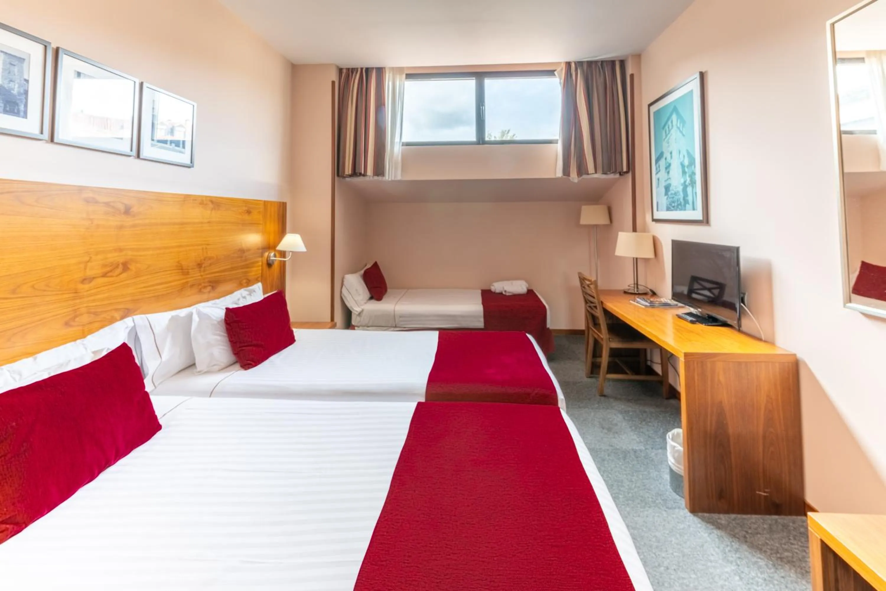 Photo of the whole room, Bed in Hospedium Hotel Casino Del Tormes