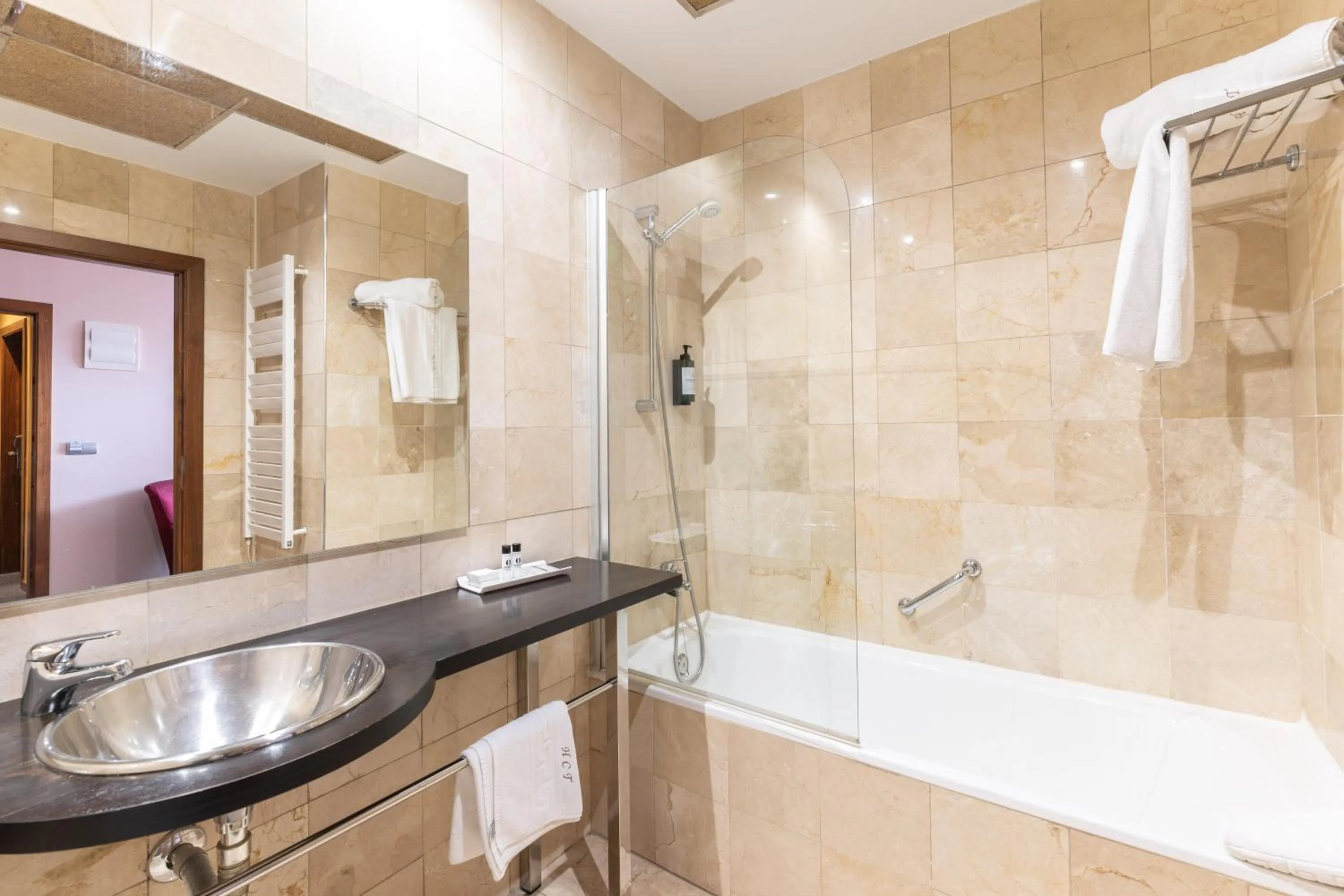 Bathroom in Hospedium Hotel Casino Del Tormes