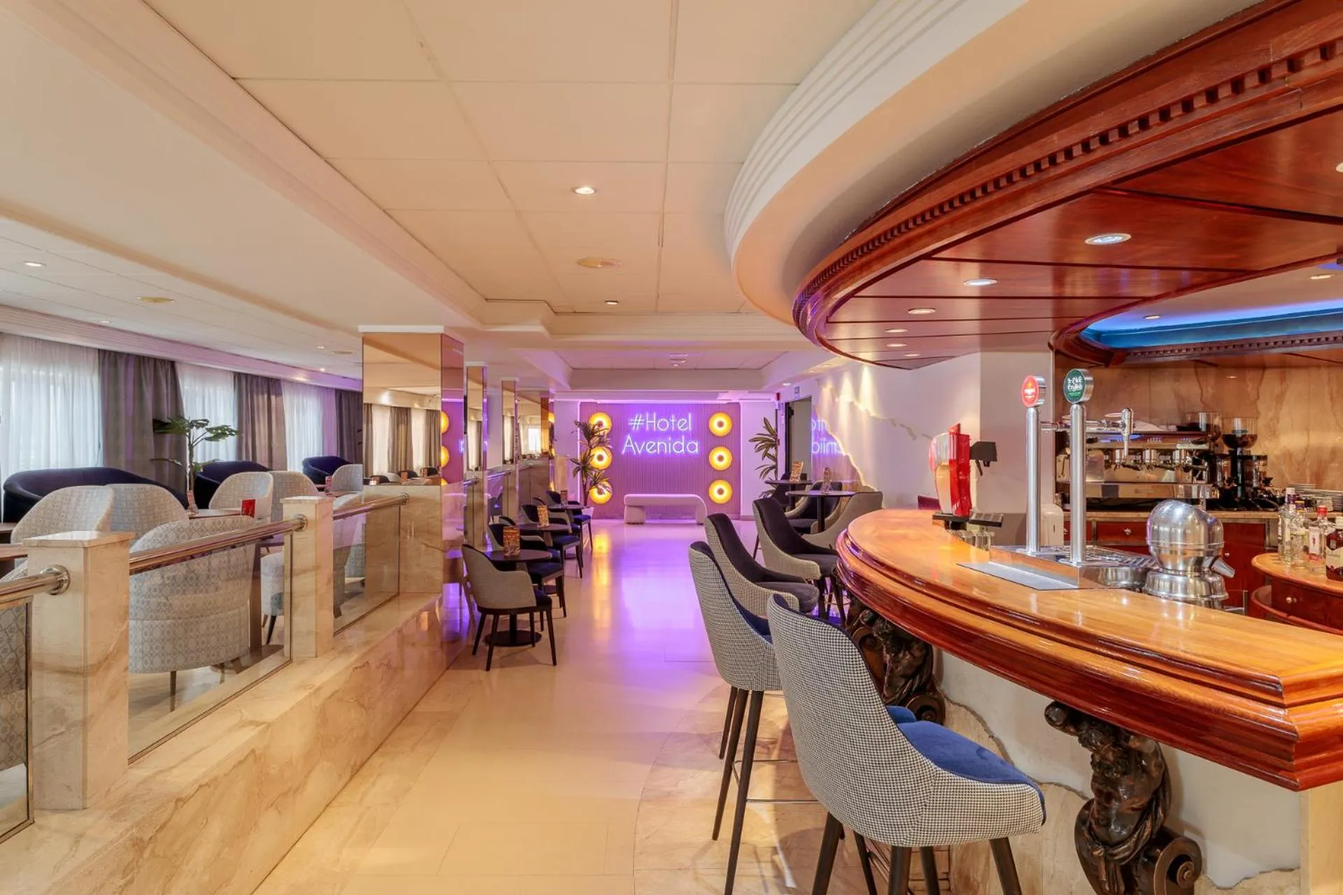Lounge or bar in Hotel Avenida